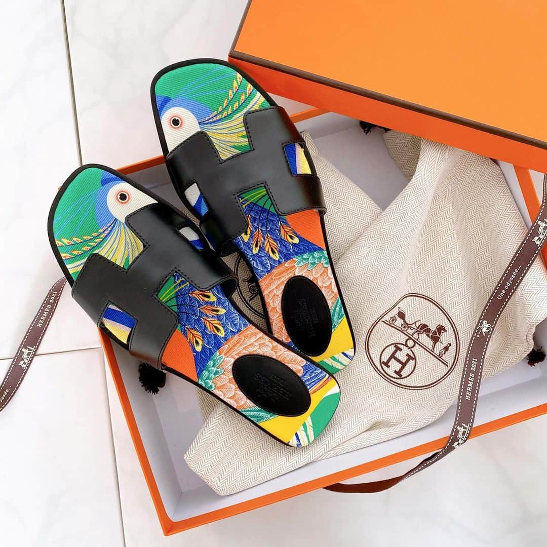 磯部奈央のインスタグラム：「New in🍊 . 娘が寝ている隙に…今年のサンダルGET🤭💚 . 全く買うつもりなかったやつだったけど😍♡ . . #オラン #hermes #エルメスサンダル #サンダル」