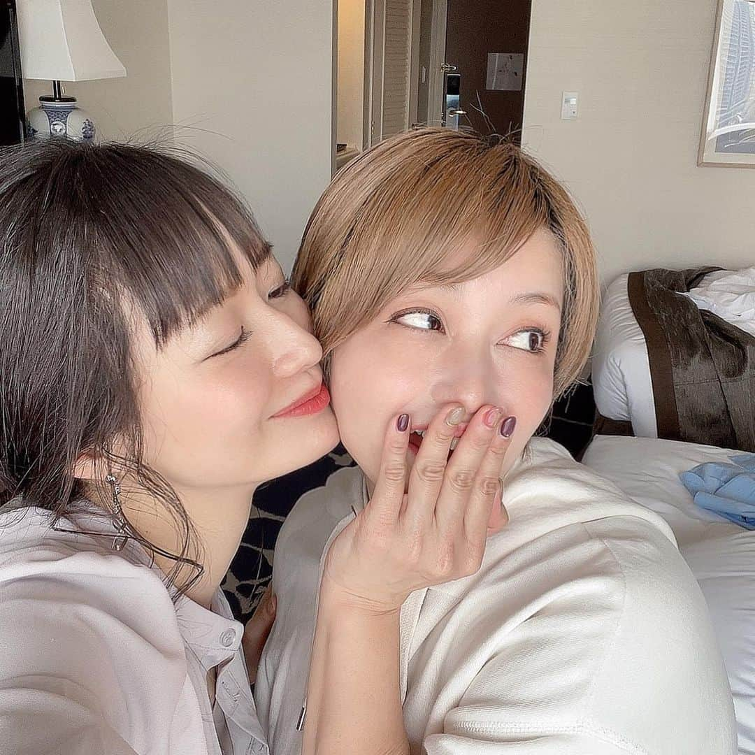 吉山りささんのインスタグラム写真 - (吉山りさInstagram)「👩‍❤️‍👩  昨日からヘアメイクのえりちゃんとデート💋  実は…  私たち……  付き合って1周年記念で💘👯‍♀️✨  お泊まりデートして来ました💗  これからも  私たちを見守って下さい😚💞  4月1日 吉山りさ😎   #カップル #デート #お泊まり  #hotel  #kiss  #chu #接吻  #ほっぺにちゅー がめちゃくちゃ大好き😚💋笑 するのもされるのも😎💞   #吉山りさ ですか？はい💗  💕💕💕💕💕  🪅🪅🪅🪅🪅💘🪅🪅🪅🪅🪅」4月1日 13時30分 - oreorerisa