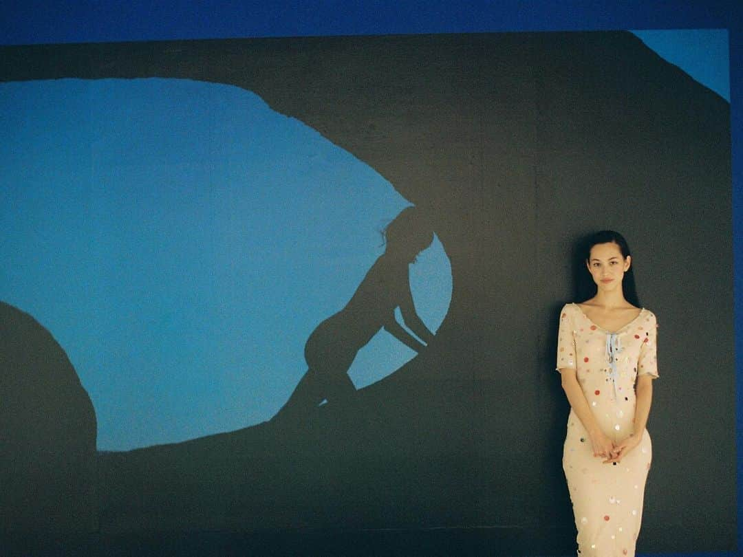 水原希子 さんのインスタグラム写真 - (水原希子 Instagram)「夢の続き Dream blue💙  PARCO MUSEUM TOKYOでの展覧会が あと３日で終わります。  あっという間だったなぁ、、  毎日、たくさんの方が載せてくださった、ストーリーや 投稿、感想を拝見させていただいて、 私たちが伝えたかった想いが、ちゃんと伝わっている！ と、とても嬉しい気持ちになりました。  本当にやって良かった❤️  来場して頂いた皆様、 心から感謝しています。  ありがとうございました🙏🏻❤️  展覧会は4/4まで開催しています。  ご来場お待ちしています🤍」4月1日 13時42分 - i_am_kiko