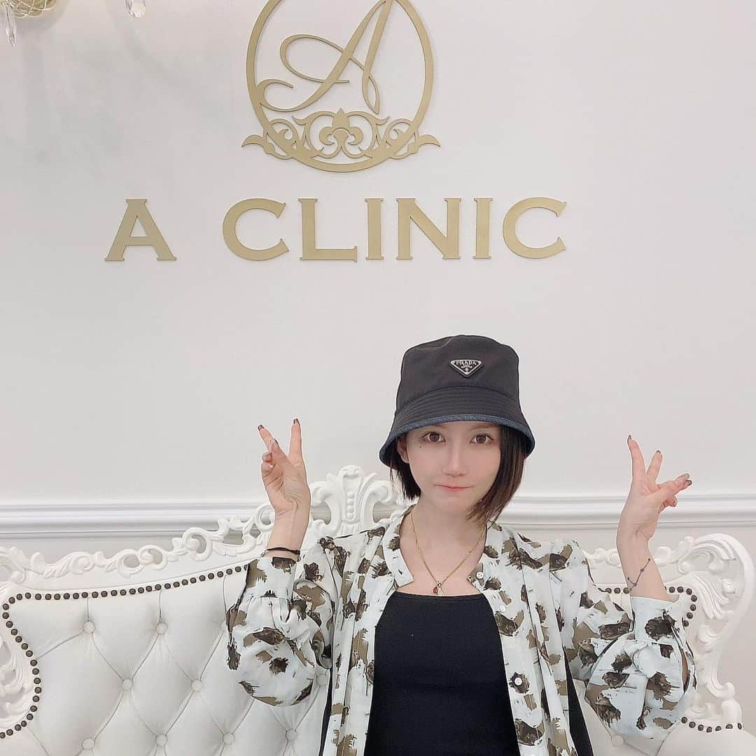 MASAMIのインスタグラム：「#aclinic で小松塁先生 @dr.komatsu_rui にAスレッドを施術してもらったよ！✨ . 衝撃のビフォーアフター加工無し（色付きリップぬったただけ）は2枚目へスライド→ 最近フェイスラインたるんでてそろそろメンテしたかった😭 引きつれもなくナチュラルにめっっちゃ小顔になったし痛みゼロ腫れゼロ（痛みに個人差はある）でまじびっくりしました……🥲✨小松先生神……早いしうまいし次回もお願いします🥺🥺🥺🥺🥺🥺 次は皮膚管理する予定☺️ダーマペンPRP気になる🥺 そして安定の宮殿に来たかのような内装の素晴らしさ✨🏰美のディ〇ニーランドや！ 、 つまらんこといってすいまs  #aスレッド #aclinic #aclinic銀座 #aclinic横浜 #aクリニック #美容 #小顔 #美肌 #リフトアップ #糸リフト #美容外科 #美容皮膚科 #美容クリニック #小松塁」