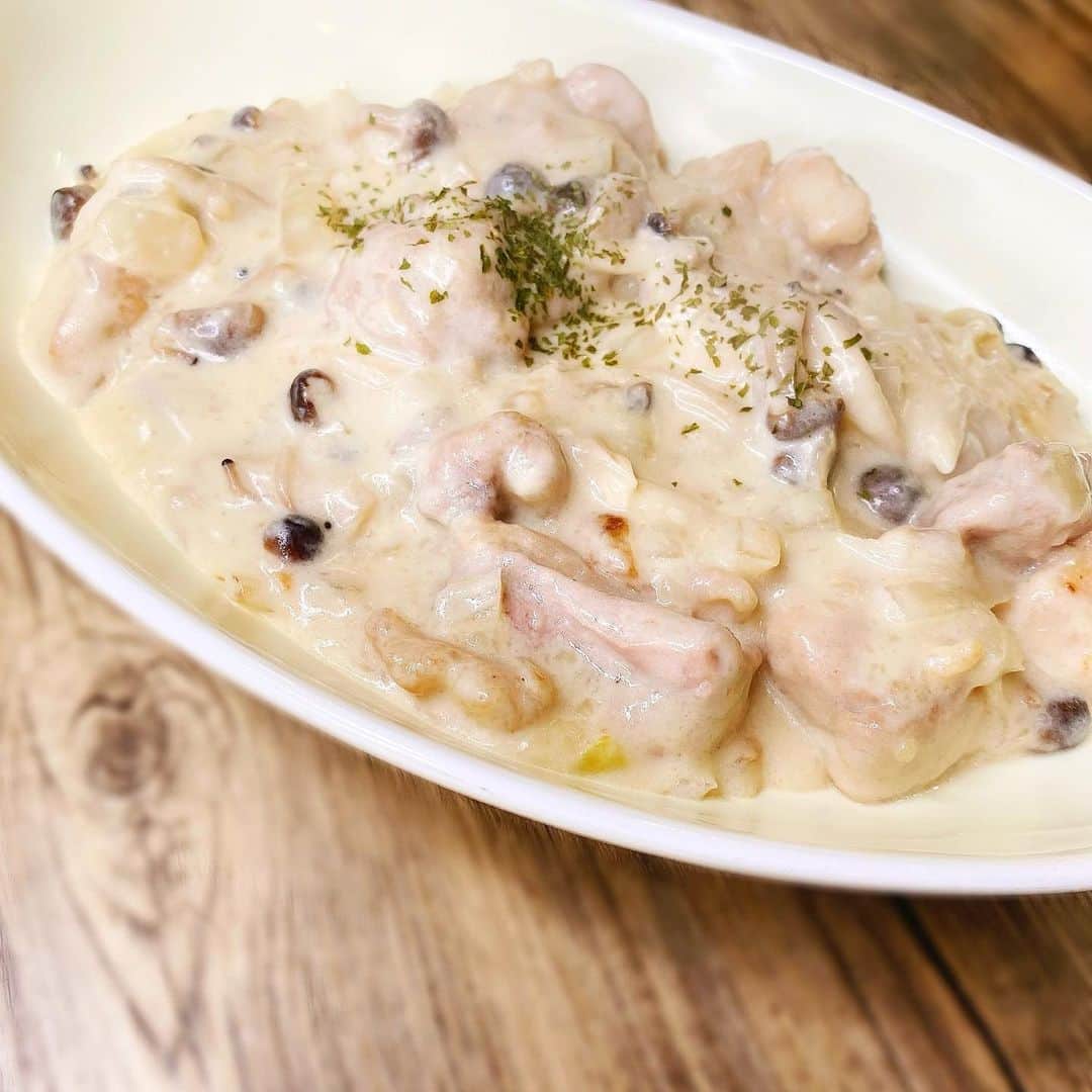水嶋菜月のインスタグラム：「﻿ ﻿ 先日の #おうちごはん @zubora_meshi_ 🫕﻿ わが家のシチューはルウも生クリームも使わずに作っています🥛✨﻿ ﻿ 自分のこだわりは、微塵切りにした玉ねぎを入れること🧅﻿歯応えがあってまた良いんです。﻿ ﻿ 昨日は #にがり も数滴加えて煮込みました✨ 早速効果があって、今朝のコンディションが良かったです😊  大体大量に作って、翌日のお弁当のおかずになります🌼﻿ 仕切りがなくてラップなのは自分用あるあるですかね(笑)﻿ ﻿ #なっちゃんのずぼら飯」