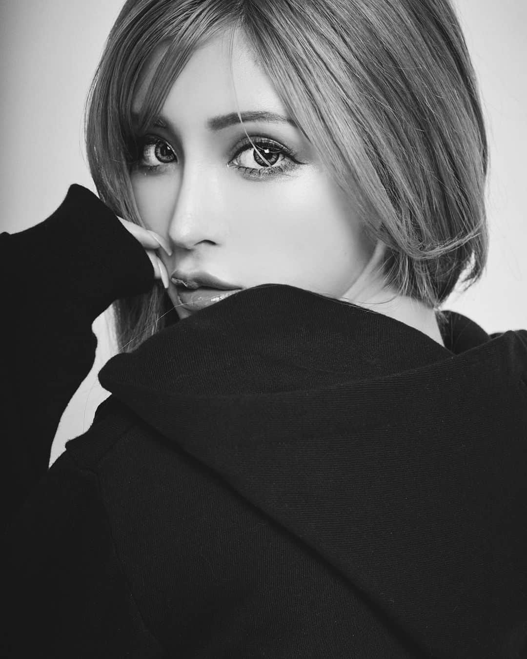 小原優花のインスタグラム：「明日は12:00よりIRALから新作のパーカーワンピ全4色が発売します👟♡  今回の新作から新しいIRロゴが入っています！☺️💓  撮影の時の使わなかったカットを新しいアイコンにしたよ🖤🥷🏻  #iral #アイラル #apparel #director #新作」