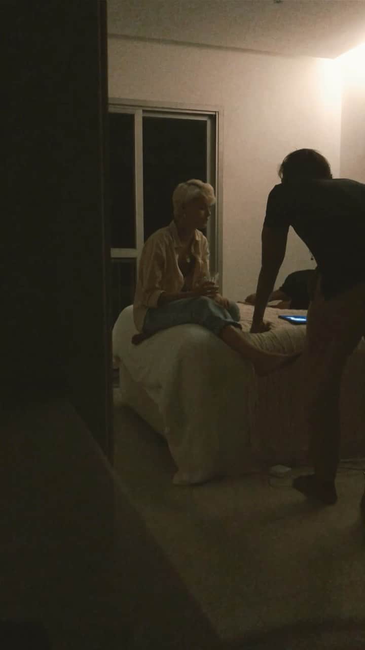 アガサ・モレイラのインスタグラム：「Tente trolar seu namorado no dia primeiro de abril e falhe miseravelmente. 😂 Tinha um teste de gravidez em cima da cama, com apenas um tracinho, mas eu sabia que o @simasrodrigo não ia saber a diferença.  O plano estava sendo perfeitamente executado, até ele entrar no quarto e falar: “é primeiro de abril”! Afffff 😆 Pelo menos já sabemos a nova profissão da @tuchafreire e da @beatrizgdias kkkkkkkk   Obs: MANO, a gente comprou um teste de gravidez!! NO LIMITS」