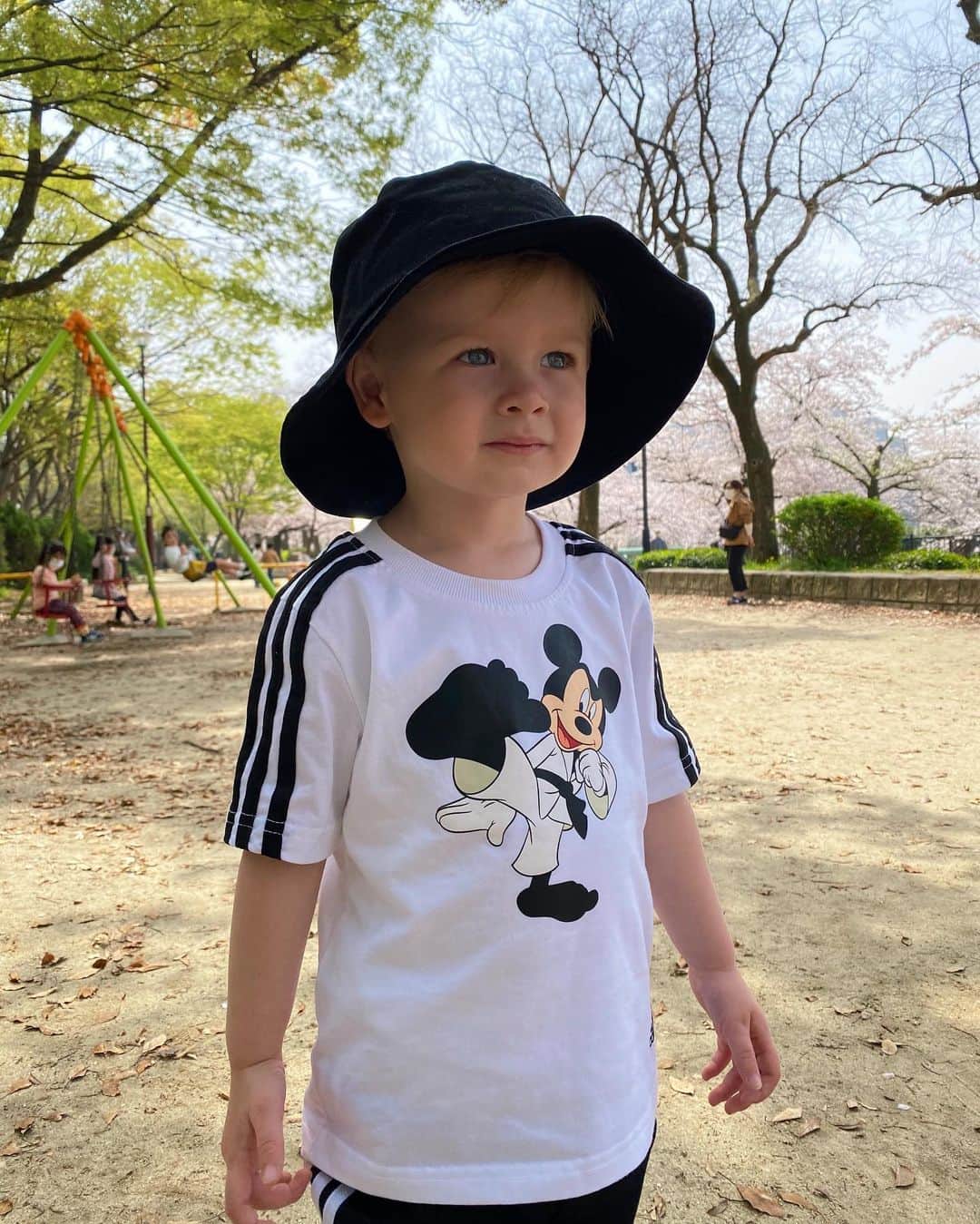 リアノン・ランゲラック（ミッチェル・ランゲラックの妻）のインスタグラム：「Santi 💙」