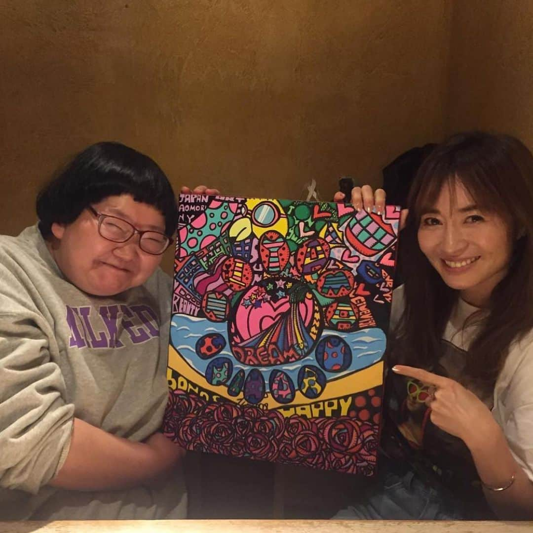 新山千春さんのインスタグラム写真 - (新山千春Instagram)「わたしの宝物の💜 モンロー！！！  大好きなひーちゃんの 作品🎨✨❤️  これは寝室に置いてる。  嬉しすぎることに ひーちゃんの作品がうちには 色々あるんだけど、、 絵はもちろん！ ひーちゃんのハートが 大好きだ💜  ひーちゃんのインスタにのってる わたしもお気に入りの作品も 後半のせてるよぉ🌹💫  ピン芸人ひとみ💜  @japanesecomedianart.hitomi   #わたしの宝物 #ひーちゃん #art #art芸人 #新山千春 #マリリンモンロー ❤」4月1日 15時14分 - chiharuuu_0114