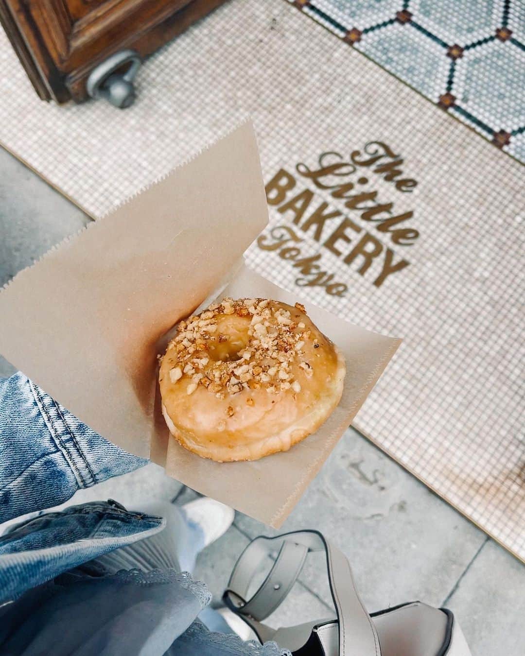 ALEXAさんのインスタグラム写真 - (ALEXAInstagram)「Abs are cool, but have you ever tried a donut? 🥲✨💕 this v. walnut crunch is heaven on earth」4月1日 15時40分 - alexa_luczak