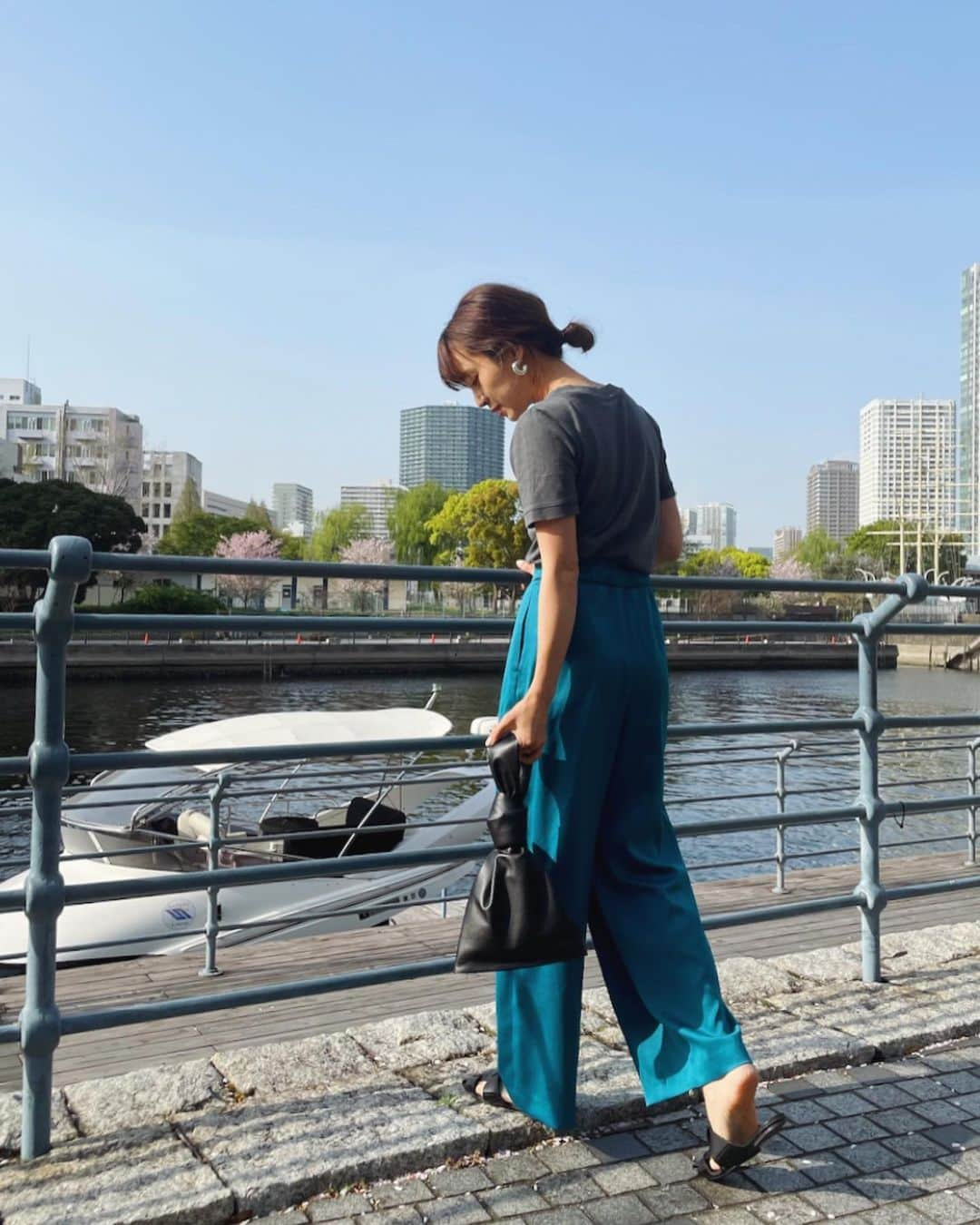 春名亜美さんのインスタグラム写真 - (春名亜美Instagram)「久々のカラーパンツ💙 ウエストゴムで、サラサラの柔らか〜い生地が心地良し☺️🌸 ・ #Tシャツ @zara  #ラップパンツ @fromfirstmusee  #shoes @hermes  #bag @bottegaveneta.by.daniellee  ・ ・ ・ #fromfirstmusee #musee #フロムファーストミュゼ #ママコーデ #ママコーディネート #hermes #zara #bottegaveneta」4月1日 16時25分 - amiharunaami