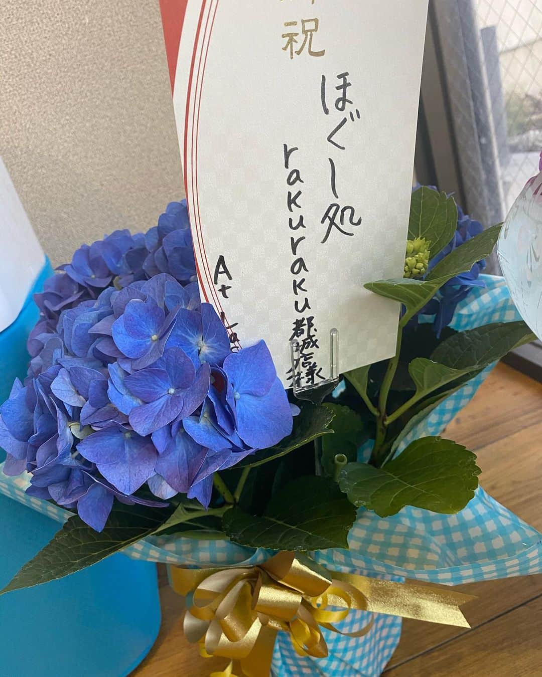 大田明奈さんのインスタグラム写真 - (大田明奈Instagram)「先月3月 「ほぐし処rakuraku」が4周年を迎える事が出来ました❣️ 支えていただいてる皆さん☺️本当にありがとうございます❣️ ・ 今年頭にオープン当初からずーっと支えてくれていた店長の樋口君とはるかちゃんは結婚して子供も産まれてので、すんごくハッピーな気持ちなのは当たり前なんですが、二人は地元に戻ることになり、お店の軸だった2人が抜ける事はとても不安でした。 それでも、他にも支えてくれてるみんながいて、それぞれがバランス取ってくれてどうにか人手不足でも補いあってくれたりして、ほんとにほんとに助けられました。 たまに雨漏りしたり、ブレーカーあがらなくなったり、トイレおかしくなったりお金取られたり笑　いろんなハプニングもありますが、なんやかんや乗り越えてくれてほんとうに皆さんには感謝してます😭 ・ みんなでご飯食べててもめっちゃウケる話ばっかりでいい人達が残ってくれてるなぁ〜っと実感しました☺️ ・ 一緒に頑張ってくれてるスタッフ、旅立ったスタッフ、応援してくれるお客様方、本当に沢山の人に感謝です🙏 ・ 今回は4周年イベントって事で リンパとフェイシャルをメインにさせていただいたんですが、凄く好評だったので、これからも力を入れて行こうと思っています🎶 女性はもちろん❣️男性もリンパ、フェイシャル受けることができます☺️ 凄く気持ちいいのでオススメです❣️ ・ それでは5周年に向けてこれからもよろしくお願い致します❗️ ・ 建物の補正作業がんばります。笑」4月1日 16時44分 - moreakee