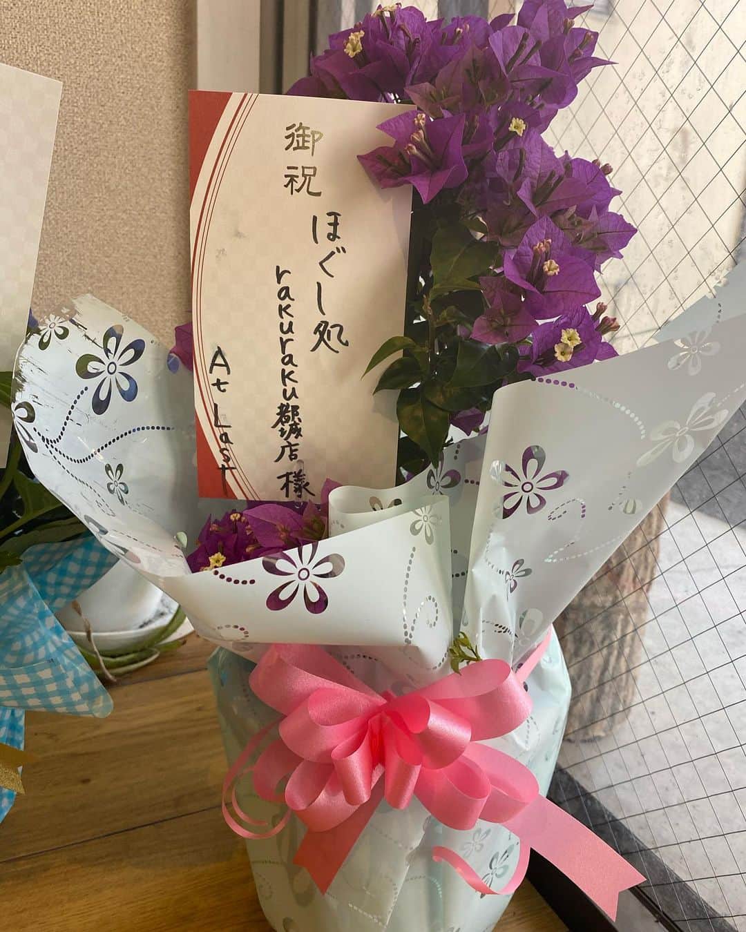 大田明奈さんのインスタグラム写真 - (大田明奈Instagram)「先月3月 「ほぐし処rakuraku」が4周年を迎える事が出来ました❣️ 支えていただいてる皆さん☺️本当にありがとうございます❣️ ・ 今年頭にオープン当初からずーっと支えてくれていた店長の樋口君とはるかちゃんは結婚して子供も産まれてので、すんごくハッピーな気持ちなのは当たり前なんですが、二人は地元に戻ることになり、お店の軸だった2人が抜ける事はとても不安でした。 それでも、他にも支えてくれてるみんながいて、それぞれがバランス取ってくれてどうにか人手不足でも補いあってくれたりして、ほんとにほんとに助けられました。 たまに雨漏りしたり、ブレーカーあがらなくなったり、トイレおかしくなったりお金取られたり笑　いろんなハプニングもありますが、なんやかんや乗り越えてくれてほんとうに皆さんには感謝してます😭 ・ みんなでご飯食べててもめっちゃウケる話ばっかりでいい人達が残ってくれてるなぁ〜っと実感しました☺️ ・ 一緒に頑張ってくれてるスタッフ、旅立ったスタッフ、応援してくれるお客様方、本当に沢山の人に感謝です🙏 ・ 今回は4周年イベントって事で リンパとフェイシャルをメインにさせていただいたんですが、凄く好評だったので、これからも力を入れて行こうと思っています🎶 女性はもちろん❣️男性もリンパ、フェイシャル受けることができます☺️ 凄く気持ちいいのでオススメです❣️ ・ それでは5周年に向けてこれからもよろしくお願い致します❗️ ・ 建物の補正作業がんばります。笑」4月1日 16時44分 - moreakee