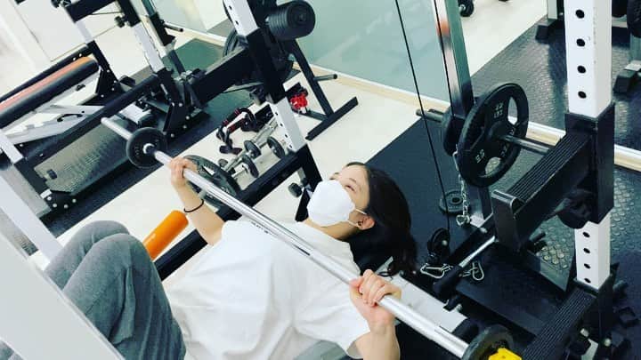 仮谷せいらのインスタグラム：「仮谷、パーソナルトレーニング はじめましたぁあぁぁー！！！！！💪  @estretch.gym  さんにてお世話になっています✨  大好き仲良しな @ykymzk_1111  に ビシバシ鍛えてもらってるよ😂💕  誰かのためじゃなくて 自分が自分を好きになれるよう、 少しでもコンプレックスを無くせるよう 自分に自信を持てるように 頑張り始めました🌸  頑張るぞっ🔥🔥🔥」