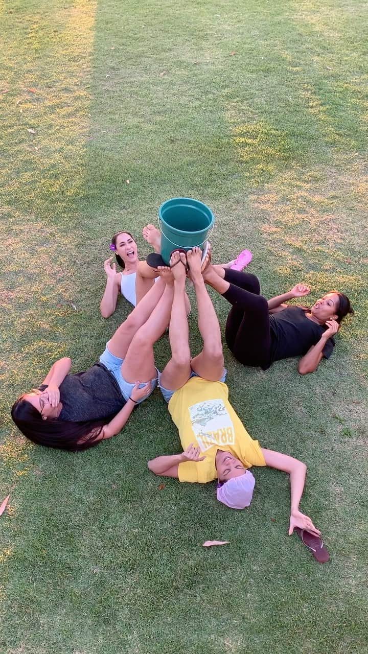 ジャケリネ・カルバリョのインスタグラム：「#tbt do único banho que a Tina tomou depois de um longo período... 😂😂😂 Amo vcs❤️😂 #saudades   @julianajulianaofc @tinasantos2015 @euthuannyaraujo」
