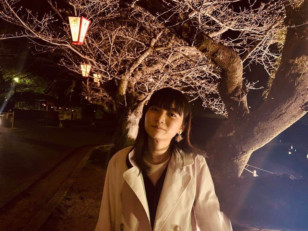 西垣有彩のインスタグラム：「.  沢山のフォローとコメントありがとうございます🥰 フォロワーが777人になる瞬間を見届けたくってずっと見張ってたのに、揚げパンを食べた手を拭いていたら778人になっていて惜しぃ！あぁぁあ！ってなった今日。。。  お話変わって、、私今日から大学生になりました！周りの子がお洒落でただただ見とれてた（´-`）.｡oO  新しい環境にも慣れていきたいですね、次は話しかけるぞー！  質問があったので、、、このブラウスはMAJESTIC LEGONのものです♪お気に入りで毎日着たくなる🤤  #錦帯橋#喜びの舞#くるくる#新学期#大学生#ビビンバのスプーンです#西垣有彩」
