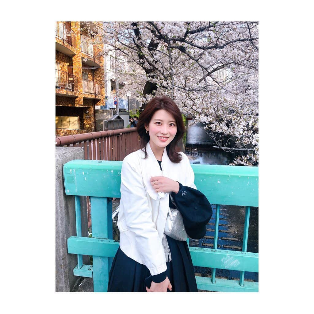 郡司恭子さんのインスタグラム写真 - (郡司恭子Instagram)「* 今日から4月🌸 節目を迎える皆さん、おめでとうございます✨  4月1日って、いくつになっても わくわくします😊💭  この日は📸 お天気がとっても良くて☀️ 普段はなかなか行かない 遠くのパン屋さんまでお散歩👟…  見上げたり、写真に収めたりして。 おうちで見返しながら 綺麗だったな〜☺️って思い返すのもまた、 いいなと思えた今年の桜🌸  #写真を撮る時だけマスク外してます😷  #springhascome #springishere」4月1日 17時05分 - kyoko_gunji