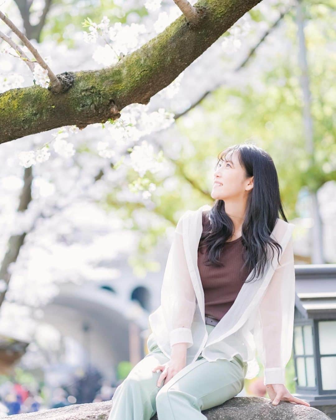 椿梨央のインスタグラム：「春ですねぇ🌸✨ . . 初めて桜をバックに撮影しました📸 . . . カメラマンはたかひろ君🍀 いつもありがとうございます🤟🏻 . . @takahiro_shiranaga.jpg  #野球女子 #野球 #春　#桜 #撮影 #ポートレート #椿梨央  . . .」