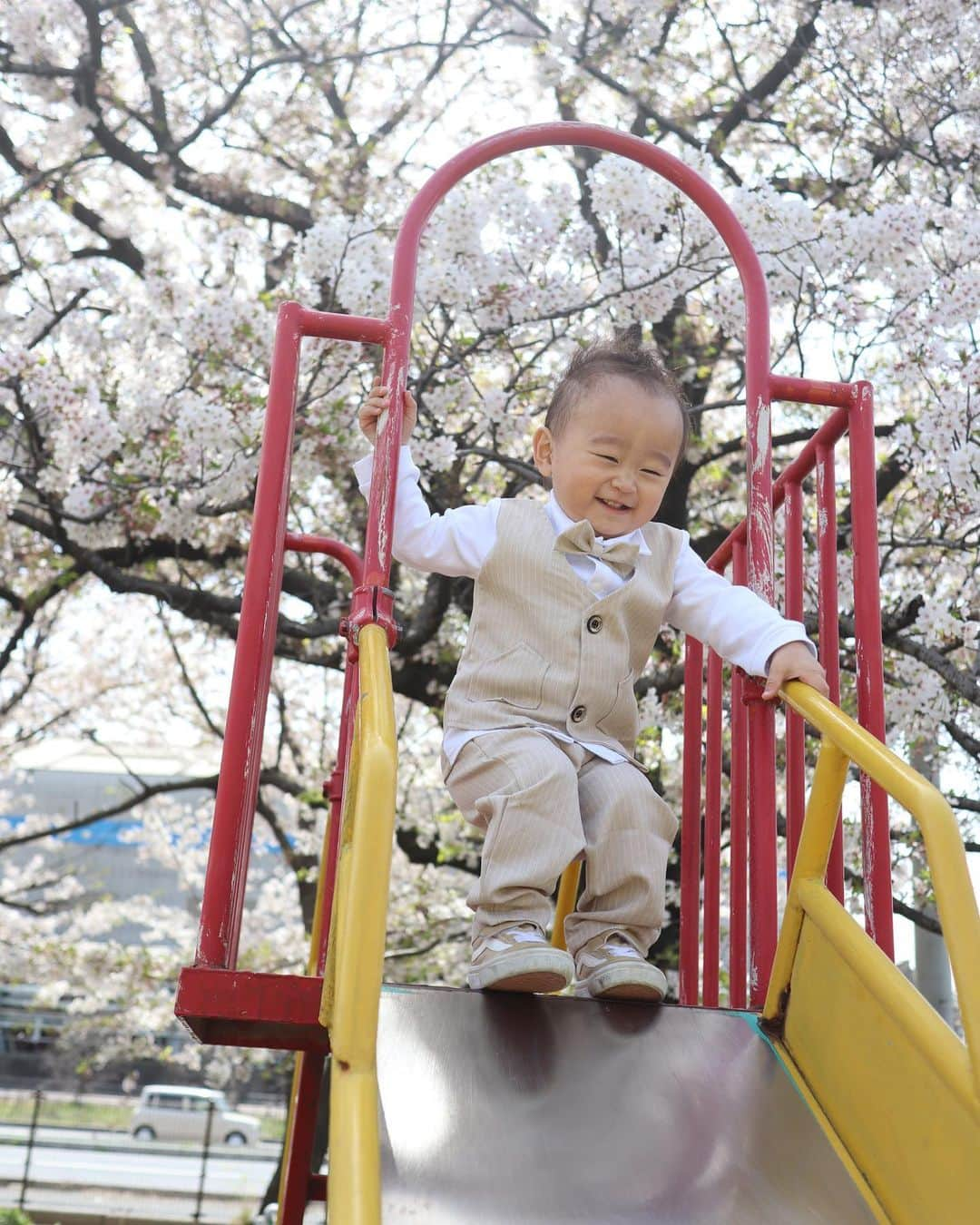 あすかさんのインスタグラム写真 - (あすかInstagram)「ㅤ ㅤ ㅤ 🌸 ㅤ ㅤ 長男が年少組になりました👦🏻 ぶかぶかな制服が可愛いな~🎒 次男もちょっとス-ツっぽく✨ ㅤ  パパのス-ツは　@gentle_tailor でオ-ダ-👔 私のセットアップは　@bebe____ange  ㅤ  ㅤ ㅤ 桜が満開で綺麗だったな~🎶 滑り台したりブランコで遊んで 久しぶりの公園に大喜びだった☺️🌈 ㅤ  ㅤ ㅤ ㅤ ㅤ #mamagirl#fendi#fendibag#bebeange_ask#お花見#お花見コーデ#お花見日和#家族写真#家族の時間#男の子ママ#男の子ベビー#3歳#1歳#兄弟#2歳差#2歳差育児#2歳差兄弟#ママコーデ#ママバッグ#ママファッション#ママカメラ#4人家族#入園式コーデ#入園準備#入園式#フォーマルコーデ#マタニティコーデ#授乳コーデ#シンプルコーデ#30代コーデ  ㅤ ㅤ ㅤ」4月1日 17時15分 - ask_____10