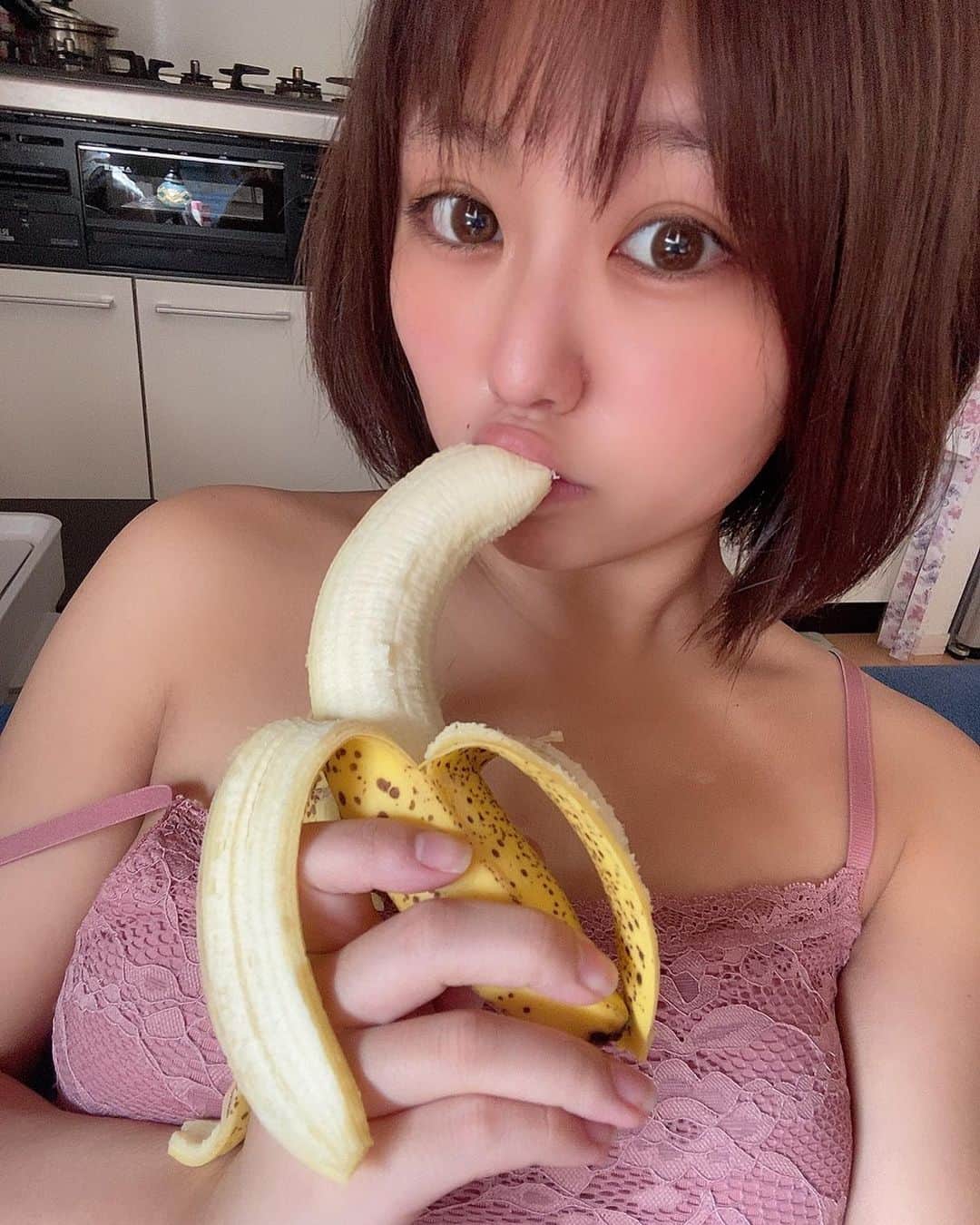 亜矢みつき（神谷充希）さんのインスタグラム写真 - (亜矢みつき（神谷充希）Instagram)「ばなな〜なななな〜なな〜\( ˆoˆ )/ #明日報告あります #バナナ」4月1日 17時16分 - ma.yamitsuki
