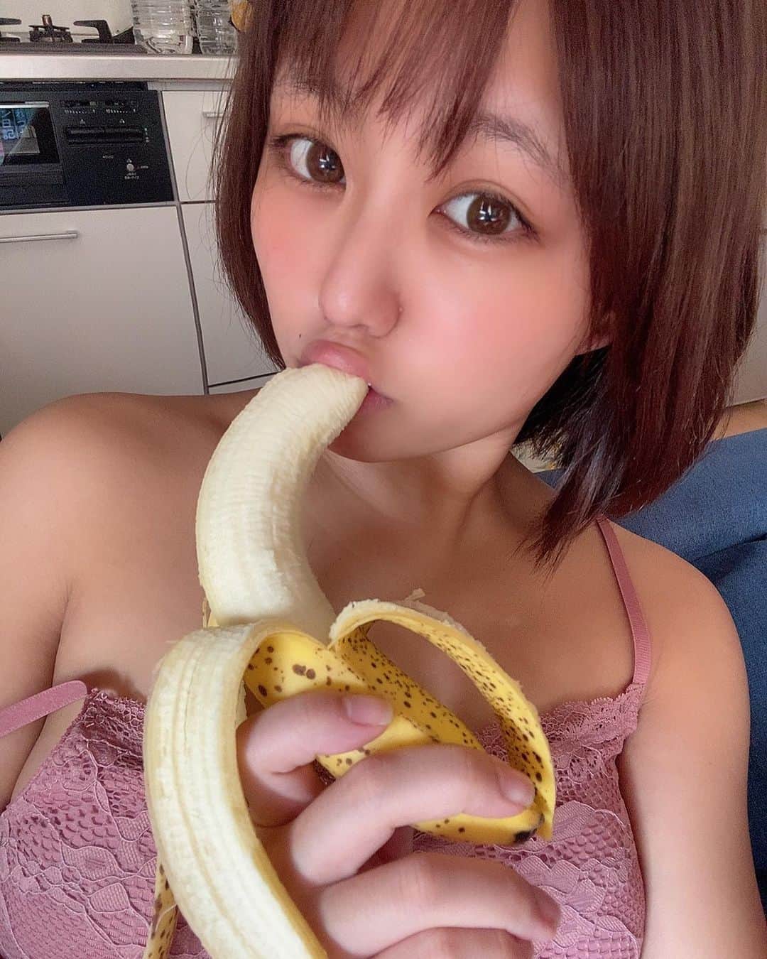 亜矢みつき（神谷充希）さんのインスタグラム写真 - (亜矢みつき（神谷充希）Instagram)「ばなな〜なななな〜なな〜\( ˆoˆ )/ #明日報告あります #バナナ」4月1日 17時16分 - ma.yamitsuki