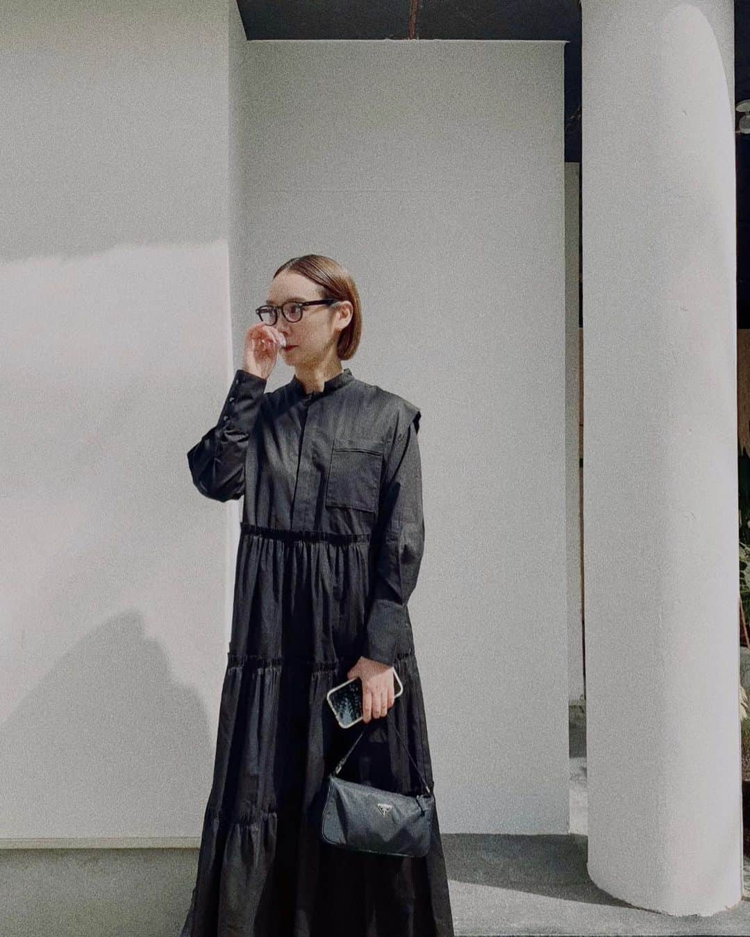 西本早希のインスタグラム：「・ 春も黒〜⚫️  初ヴィンテージ！ @ameri_omotesando  @amerivintage で PRADAの小さめバッグを 👝 サイズ感 かんわいい〜  今は なかなか東京行けないし お店に行くことができないから 今回は通販で 📱!   ハイブランドの可愛いヴィンテージたくさんあるから  迷いに迷った 🥺! 肩掛けバッグもほしい、、 🥺  そして @ameri_omotesando では　 買取サービスもスタートしたらしいよ〜 ✌🏻」