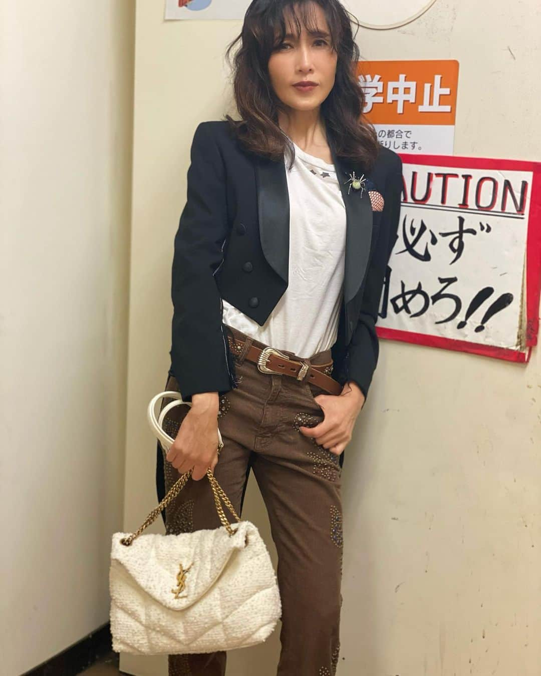 工藤静香さんのインスタグラム写真 - (工藤静香Instagram)「まだ発表は出来ないのですが、今日は歌番組の収録でした。 司会者のお2人がとても素敵で😊 男性は、言葉のチョイスが美しく、お話をしていて癒されるというか、穏やかな気持ちにさせて下さる方でした。そして女性は、ご自身としっかり向き合って生きていらっしゃるような、力強くそして繊細で可憐なお花の様に魅力的な方でした。  放送日はまたお知らせさせて下さいね。  ジャケット　かなり前の　@officiallibertine   パンツ　かなり前の @goldengoose   Tシャツ　バッグ @ysl   シューズ　@bape_japan  収録扉　笑笑笑笑笑笑笑笑　好きです。 必ず閉めろ❗️音が中に漏れたら大変ですから👌」4月1日 17時28分 - kudo_shizuka