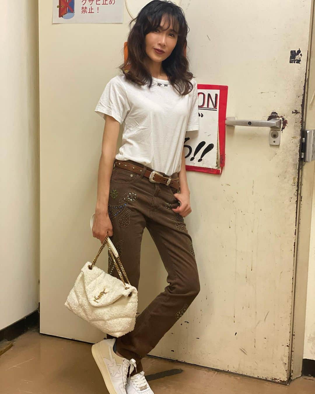 工藤静香さんのインスタグラム写真 - (工藤静香Instagram)「まだ発表は出来ないのですが、今日は歌番組の収録でした。 司会者のお2人がとても素敵で😊 男性は、言葉のチョイスが美しく、お話をしていて癒されるというか、穏やかな気持ちにさせて下さる方でした。そして女性は、ご自身としっかり向き合って生きていらっしゃるような、力強くそして繊細で可憐なお花の様に魅力的な方でした。  放送日はまたお知らせさせて下さいね。  ジャケット　かなり前の　@officiallibertine   パンツ　かなり前の @goldengoose   Tシャツ　バッグ @ysl   シューズ　@bape_japan  収録扉　笑笑笑笑笑笑笑笑　好きです。 必ず閉めろ❗️音が中に漏れたら大変ですから👌」4月1日 17時28分 - kudo_shizuka