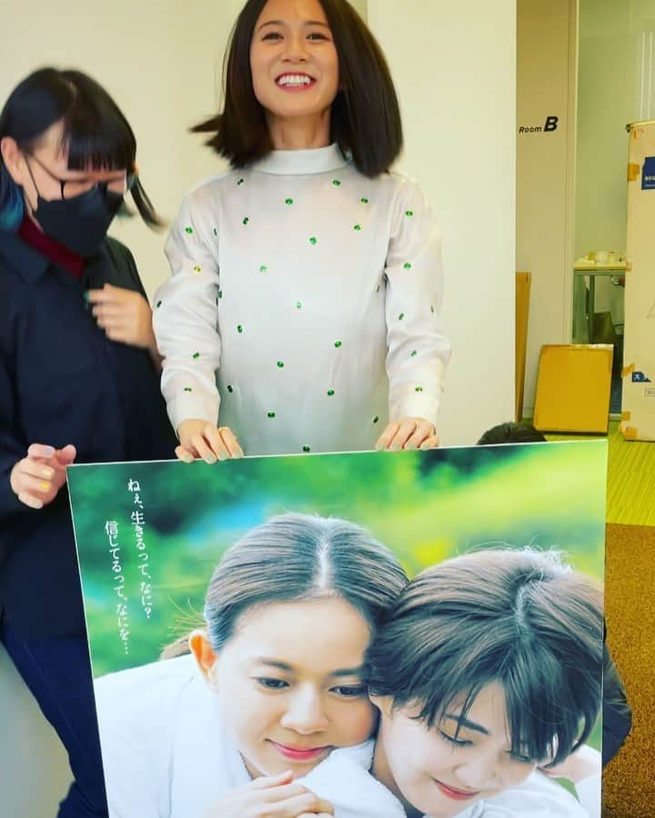 のインスタグラム：「テッテテレッテ♪テッテテレッテ♪ ハッピーチームで#女たち の取材でした🥰🌈✨今日の篠原はアジアンビューティーでした😍🌸（音声と共にご覧いただくと２倍楽しめます！） ガソリンスタンドで「レギュラー、ロックで」と言い放ち、酒好きを露呈させたマネージャーからの投稿👩🏻‍💼 #asianbeauty #篠原ゆき子 #映画 #ハッピー #芸人 #スタイリストannaさんのビビり具合に注目」