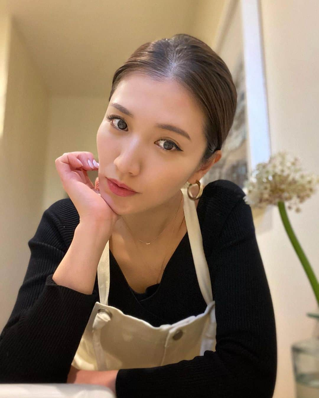 上原歩さんのインスタグラム写真 - (上原歩Instagram)「365日機嫌の良い肌へ🌸  ＂五ヶ山豆腐で作られる濃厚な豆乳 過酷な環境なのに 豆腐をすくう白く美しい職人の手におどろいた“  その工程で作られる1番搾りの生おからを贅沢に使った生おからスクラブは くすみの原因となる黒ずみや毛穴汚れを吸着してくれます  新感覚の生おからスクラブは 豆乳とおからが入っているのでお肌にも優しく 保湿効果も抜群で透明感のある美肌の手助けをしてくれます✨  ローヤルゼリー、スクワラン、カミツレ花など 95%美容成分配合。アルコール、合成香料フリー。  私が絶大な信頼をおけるモンドセレクション🏆!!! を6年連続受賞している お豆腐さんから出たスキンケアというのも👏  @gokayamadofu_skincare ____________________________________  #五ヶ山豆腐スキンケア #五ヶ山豆腐化粧品 #生おからスクラブ #五ケ山豆腐スキンケア #五ケ山豆腐化粧品 #スクラブ #pr #love #life」4月1日 17時45分 - ayumiuehara