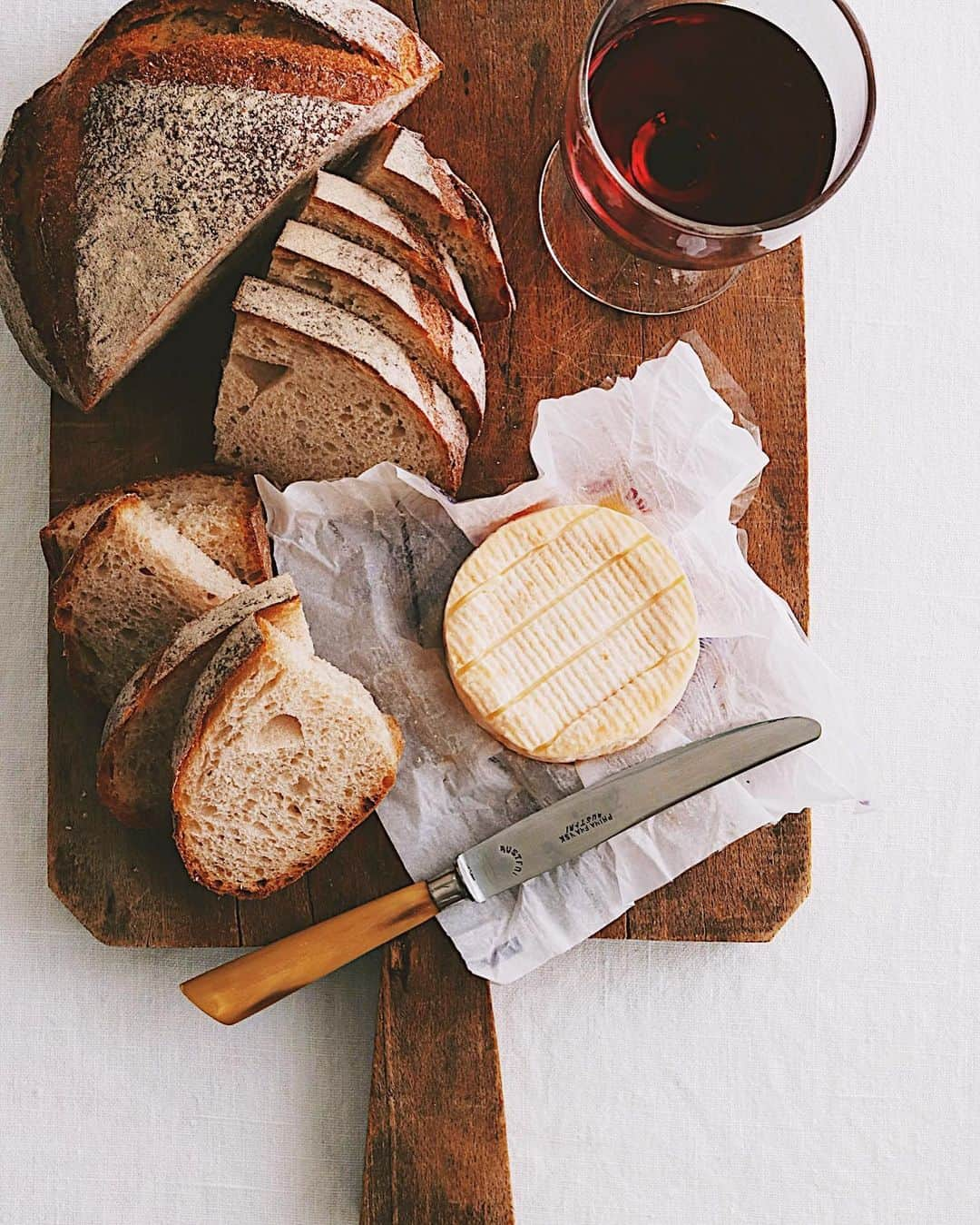 樋口正樹さんのインスタグラム写真 - (樋口正樹Instagram)「🥖 🧀 🍷 . 本日、タカキベーカリーさんの オンラインショップがスタート。 @takaki_bakery_official . そして今夜はネット購入できる おいしい石窯のカンパーニュに、 チーズとワインで頂いてますー🍷 . ちなみに３枚目のパンセットが 我が家でお取り寄せした今回の おすすめパンセットのSでして、 内容は下記の６個、 ・カンパーニュ　←今夜のパン ・チーズブレッド ・ミルクフランス ・ガーリックフランス ・あんバターフランス ・ポークリエットサンド . パンそれぞれのネームのタグは わたしが書いて添えたものです😅 . すべて完成度の高いパンでして、 タカキさんの本気を感じますよ！ @takaki_bakery_official . . #お取り寄せグルメ #お取り寄せパン #石窯パン #カンパーニュ #タカキベーカリー #パンのある暮らし #おいしいパン #パンとワイン #パンとチーズ #パンのある生活 #パン部 #パンスタグラム #パン大好き #マンステール #Paindecampagne #takakibakery #bakery」4月1日 17時59分 - higuccini