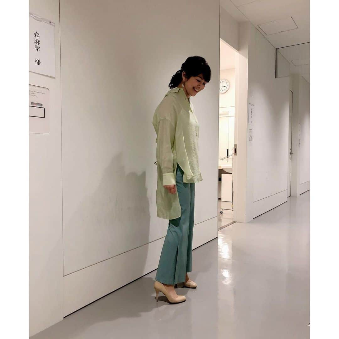 森麻季のインスタグラム：「4月🌸  春物の衣装 今年はスリットが多いのかな？ パンツもスリットが入っていました  今年度も頑張りましょう〜 新生活が始まる皆さん、おめでとうございます㊗️  #森麻季  #アナウンサー  #衣装」