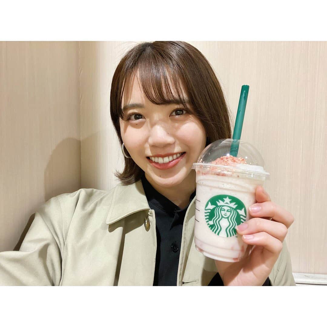 彩香さんのインスタグラム写真 - (彩香Instagram)「＊ この間#ヒロロ 2階にある#スターバックス で春の新作飲みました🌸🌸🌸 ベリーの味と香りが素敵でした💓 ちなみにこの日は、宇治抹茶ホワイトチョコスコーンも食べました♪ ＊ ＊ ＊ #スタバ #スターバックス #新作 #さくら咲いたベリーフラペチーノ #宇治抹茶ホワイトチョコスコーン #スタバ好き」4月1日 18時03分 - saika_ringomusume