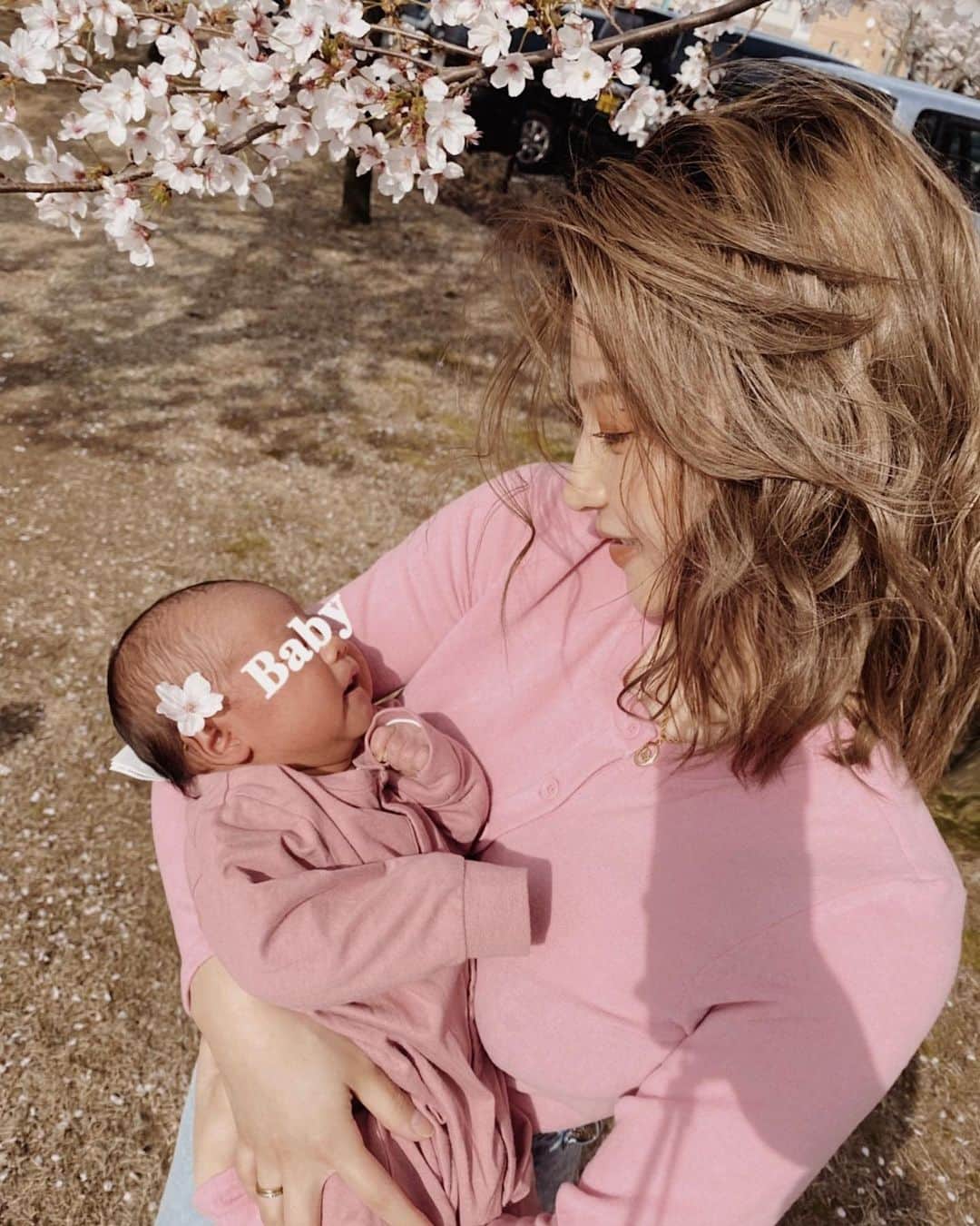 のインスタグラム：「𝐇𝐞𝐥𝐥𝐨 𝐀𝐩𝐫𝐢𝐥🌸  お天気良かったからちょっとだけお散歩したよ♡ 落ちてた桜つけたら可愛すぎた👶」