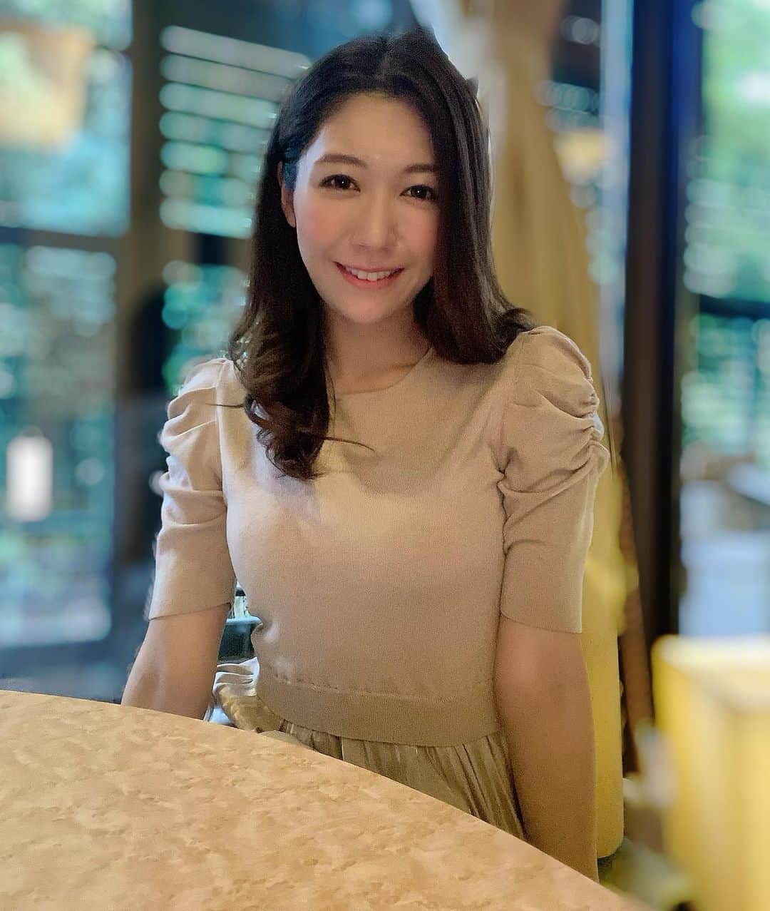 穂川果音さんのインスタグラム写真 - (穂川果音Instagram)「4月突入〜✨今年度も、よろしくお願いします😊 それにしても、4月でアベプラ6年目に、、！時の流れに驚きを隠せないです😭😭😭 色々な経験をさせていただいて、今でも、不安になっちゃうことがいっぱいありまして笑 もっとしっかりとしたいなと思う日々です😭 今年も、皆さんに気象情報を楽しく、しっかり、防災についてもお伝えしていきますので、よろしくお願いしますね♡  ではでは、今日も21時からはアベプラ観てくださいね〜😊  　#新年度　#アベプラ #6年目突入　#気象予報士 #穂川果音 #ほかのん」4月1日 18時22分 - hokawakanonn