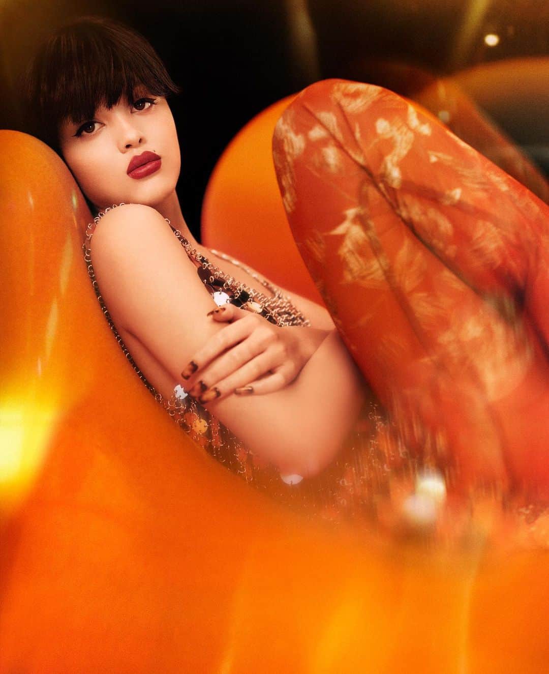 M∙A∙C Cosmetics Japanのインスタグラム：「暖かく、大胆に、そして美しく✨ ラブ ミー リップスティックにオレンジを基調とした限定8色が登場。 メイクにほんの少しのスパイスをプラスしたような、いつもと違う雰囲気を楽しんで🍊💄 ㅤ *2021/4/6(火) 公式オンライン先行発売 ※午前10時発売予定。システムの影響により、多少前後する可能性がございます。何卒ご了承ください。 *2021/4/9(金) 全国発売 ㅤ #MACLOVEME #MACラブミー」