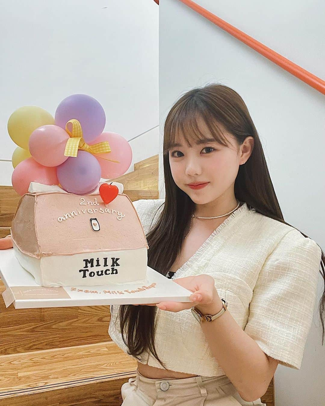 ホン・ヨンギさんのインスタグラム写真 - (ホン・ヨンギInstagram)「@milktouch_japan 에서 밀크터치 2주년을 축하해주셨어요..😭💛  케잌 너무 센스있는거 아닌가요.. 사랑가득 정성가득..ㅠㅠㅠ  저 오늘 너무 행복한 날입니다 ❣️ 밀크터치 직원분들이 깜짝으로 들고 들어와서 더 행복 ..😭」4月1日 18時36分 - kisy0729