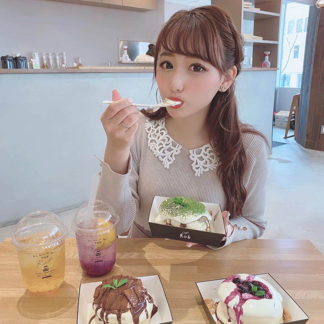 加藤里奈さんのインスタグラム写真 - (加藤里奈Instagram)「⋆ Lunch＆Cafe time☕️  松坂屋に新しくできた、SOUP STANDさんにお邪魔しました！ 店内スペースもすごくおしゃれで落ち着く雰囲気だった～❤️  キキヨコチョ内にあって CafeRob さんとコラボ店舗になってるみたいです🍰  私は、SOUP STANDでお昼ご飯を食べた後に CafeRobのパンケーキとドリンクを頂きました～🥞 幸せ～～🤤  〘SOUP STAND〙 スープセットメニューもとても充実していて、美味しかった！❤️ 私は〔オマール海老のビスク〕が一番好きだな～ どれも野菜たっぷりで満足感もあります！ オープニング限定の〔トリュフポップオーバー〕も トリュフの香りがしてとても美味しかったです😚  〘Cafe Rob〙 大好きなふわしゅわパンケーキ🥞 その名のとおり、ふわっとしゅわっと軽めだから 一口目はもちろん、最後の最後まで美味しいんです😍 松坂屋店限定の〔チョコ大福パンケーキ〕も チョコ大福がもちもちしててパンケーキとの 触感の組み合わせが美味しかった～ くどさが全然ないので、ペロッと完食しちゃいました🤤🥞  そしてドリンクも映えるしおいしいし最高です🥤 私は〔レモンマンゴーソーダ〕を頂いたよ～🍋 マンゴーソースを入れると、紫色からピンク色に変わるんです💓 さっぱりしてて美味しいのでおすすめです！  〻Soup Stand/ Café Rob   松坂屋南館2F　キキヨコチョ内  #soupstand #caferob #cafe #lunch #nagoya #sweets  #スープスタンド #カフェロブ #名古屋ランチ #名古屋カフェ  #矢場町 #矢場町ランチ #矢場町カフェ  #松坂屋名古屋店 #名古屋 #松坂屋 #松坂屋アンバサダー #PR  #kikiyococho  #キキヨコチョ」4月1日 18時43分 - katoco0326