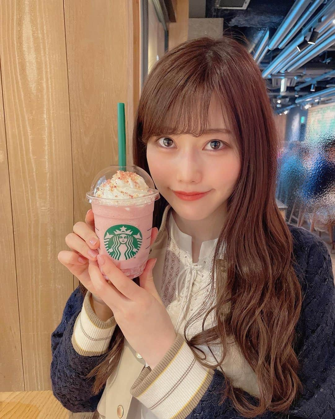 桃里れあさんのインスタグラム写真 - (桃里れあInstagram)「スタバの桜フラペチーノ🌸 ・ ・ バナナがどこも売り切れで悲しいです😢🍌 ・ ・ この日は裸眼メイク！ ・ ・ 【👙写真集】 1st電子写真集『yell』双葉社より発売中 Amazon Kindle→www.amazon.co.jp/dp/B08WJ6PJPC ・ ・ 【🐈ファンクラブ】 CHEERZ 桃里れあ https://cheerz.cz/artist/13853 サポーターになると… グラビアオフショット/プライベート写真/限定メルマガ/イベント優先受付/会員No.発行 月額500円〜で楽しみ放題♡サポーター登録前の投稿は見れないので早めの登録がオススメです！ ・ ・ 【💘イベント情報】 4月撮影会やるかも…？ SNSや公式LINEチェックしててね！ ・ ・ 【📖雑誌掲載中】 2/3発売　アサ芸シークレット 3/5発売　Cream4月号 3/9発売　週刊アサヒ芸能 3/26発売　EXMAX!5月号 ・ ・ 【📀DVD】 1/29 1stイメージDVD「ももれあ」発売 大好評Amazon売り上げ新着共にランキング1位🏅 https://www.amazon.co.jp/dp/B08NPQTQG3 ・ ・ 【📻レギュラーラジオ】 調布FMらじぷら　次回放送4/4(日)23:00〜23:59 アプリ《リスラジ》でお聴きください♪ メンバー：小林智絵（Pimm's）/二瓶有加（PINK CRES.）/りさ（まなみのりさ）/桃里れあ ・ ・ 【💫SNS】 Twitter：https://twitter.com/rea_momosato  TikTok：https://vt.tiktok.com/ZSwuNpx1/ YouTubeチャンネル《桃里れあ》：https://www.youtube.com/channel/UCfpzmulrUvR-x-55JEoZ7Mg 公式LINE：https://lin.ee/h96Deou ・ ・ ・  #スタバ #スターバックス #スタバ新作 #フラペチーノ #桜スイーツ #starbucks #cafe #cafestagram #アンククロス #シールエクステが上手い美容師 #ロアエクステ #ロングヘアアレンジ #ウェーブ巻き #看護師 #ナース #nurse #ไอดอล #아이돌 #प्रतिमा #japanesegirl #漂亮 #清秀 #粉我 #เซ็กซี่ #섹시 #萌 #asiangirl  #护士  #自拍」4月1日 18時51分 - rea_momosato