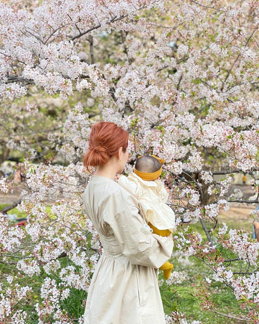 高山直子さんのインスタグラム写真 - (高山直子Instagram)「🌸 みんなそれぞれいろんな環境の変化がある4月。 我が家も娘の入園で新生活🌸 頑張ろうね、頑張るね🙋🏻‍♂️🙋🏼‍♀️👶🏻  #nofilter #spring #🌸」4月1日 19時21分 - nao_70koro
