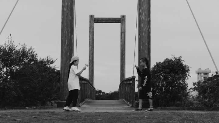 のインスタグラム：「. カメラマンとして参加しました！ 二人の真っ直ぐな言葉と父親たちの言葉が染みます🔥. 50分超の大作ですがまだ見てない方ぜひに👊🏻. . . . #Repost @zoomadanke .  クラウドファンディングによるみなさまのご支援によりDOCUMENTARY of KENDAMA "YASU and SHINNOSUKE"が遂に出来上がりました。  詳しくはまた色んなところでお話もしたいのですが、未来のけん玉界に残したい54:26の超大作です。色んなことを考え、色んなことを考えさせられながらつくりました。  彼らのけん玉への思いや親子の関係が存分に含まれたドキュメンタリー動画となってます。  必ずあなたの心に届くものがあると思います。 お時間をみつけてみてください。プロフィールのリンクからも飛べます！ https://youtu.be/LSDZCIVT8ls  @yasu_hc @shinnosuketogo @hiroyasu_hc @takeshitogo  @zoomadanke_iji  最高のドキュメンタリーができました！  @heppoko_yoshi  編集ホンマにホンマにありがとう。一緒に作れて最高やった。  その他にもたくさんのご協力ありがとうございました。これからのけん玉界を楽しんでいきましょう。 #documentaryofkendama #yasuandshinnosuke  #zoomadanke #kendama #けん玉 #けん玉ドキュメンタリー」