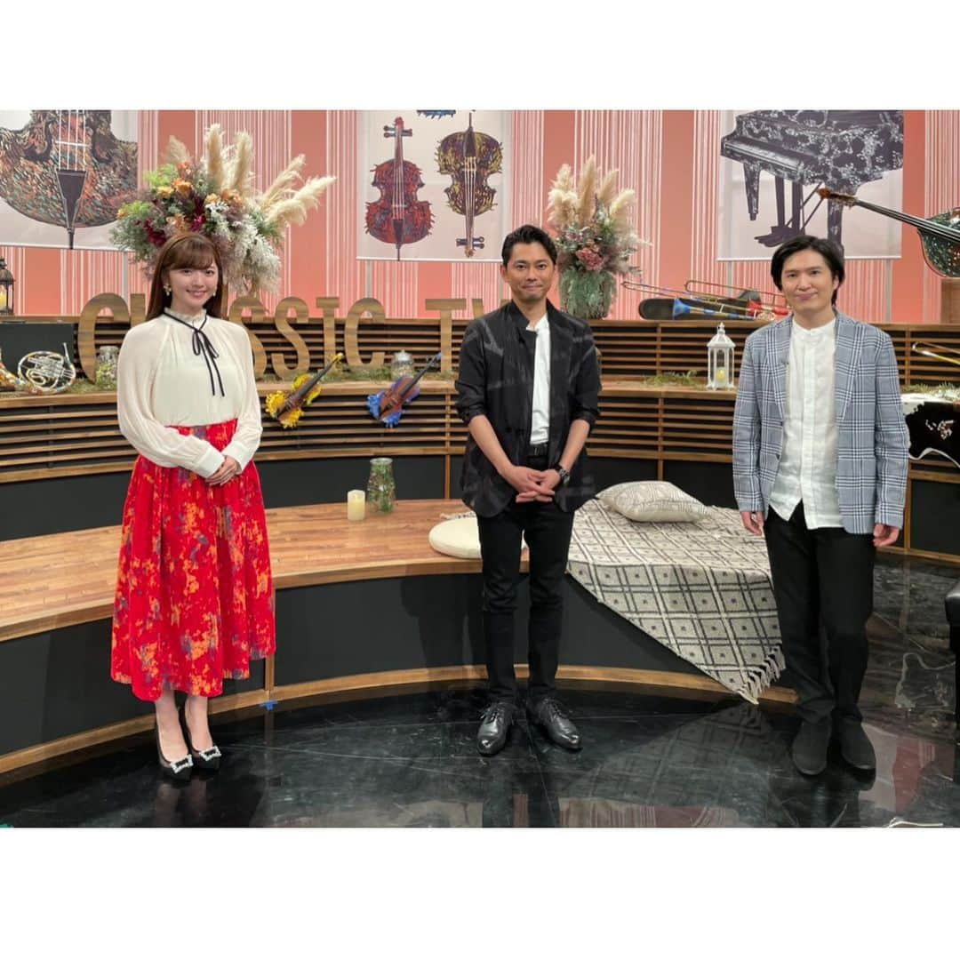 鈴木愛理さんのインスタグラム写真 - (鈴木愛理Instagram)「✴︎本日初回放送🎻﻿ ﻿ NHK Eテレ「クラシックTV」﻿ 本日22時より初回放送スタート🥰﻿ ﻿ 初回ゲストは俳優 #今井翼 さんをお迎えして﻿ フラメンコの世界を旅します💃﻿ ﻿ #今井翼 さんのフラメンコと #清塚信也 さんのピアノによるスペシャル・コラボも必見です！！﻿ ﻿ 目の前で見るフラメンコ、﻿ とーーってもかっこよかったです！！﻿ ﻿ お見逃しなく！！！﻿ ﻿ ＊tops: @troisiemechaco  ＊skirt: @doublestandard_official ﻿ ＊shoes: @dianashoespress  ＊earring: @sai_jewelry_jp  ﻿ #クラシックTV﻿ #ポスターできたよ﻿ #NHKに飾られてるの嬉しいです☺︎」4月1日 19時39分 - airisuzuki_official_uf