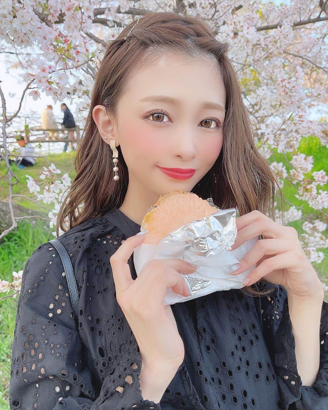 りなてぃさんのインスタグラム写真 - (りなてぃInstagram)「﻿ ﻿ ﻿ 4月になったということで🌸桜の写真を...📷♥﻿ ﻿ 白のチョコバナナ﻿ ホワイトチョコだったらいいのにな〜🥺🍌🍫🤍﻿ ﻿ ﻿ ちなみに屋台で1番すきなのはイカ焼きゲソ🦑♥﻿ 👨🏻の影響でカステラもめちゃくちゃすきになった（笑）﻿ たませんは、明太マヨが1番すき🍳ぶどうあめもすき🍇﻿ たまにじゃがバターの明太マヨが食べたくなる🥔﻿ ﻿ っていうわたしの情報書いてみた🥸（笑）﻿ ﻿ ﻿ ﻿ ﻿ 3月はとにかく"自分のことを知る"きっかけが多かった﻿ そんな1ヶ月だったなぁ💭﻿ ﻿ バタバタしながらも﻿ すごく色んなことに向き合えた気がする！﻿ ﻿ なので4月は常に挑戦していよーう😚♥﻿ ﻿ ﻿ ﻿ #カラコン #ootd #outfit #coordinate #fashion﻿ #コスメ好き  #自まつ毛メイク #りなてぃー﻿ #meruem#メルエ #アクセサリー﻿ ﻿ ﻿ ﻿ ﻿ ﻿ ﻿ ﻿ ﻿」4月1日 20時06分 - rinatea_25