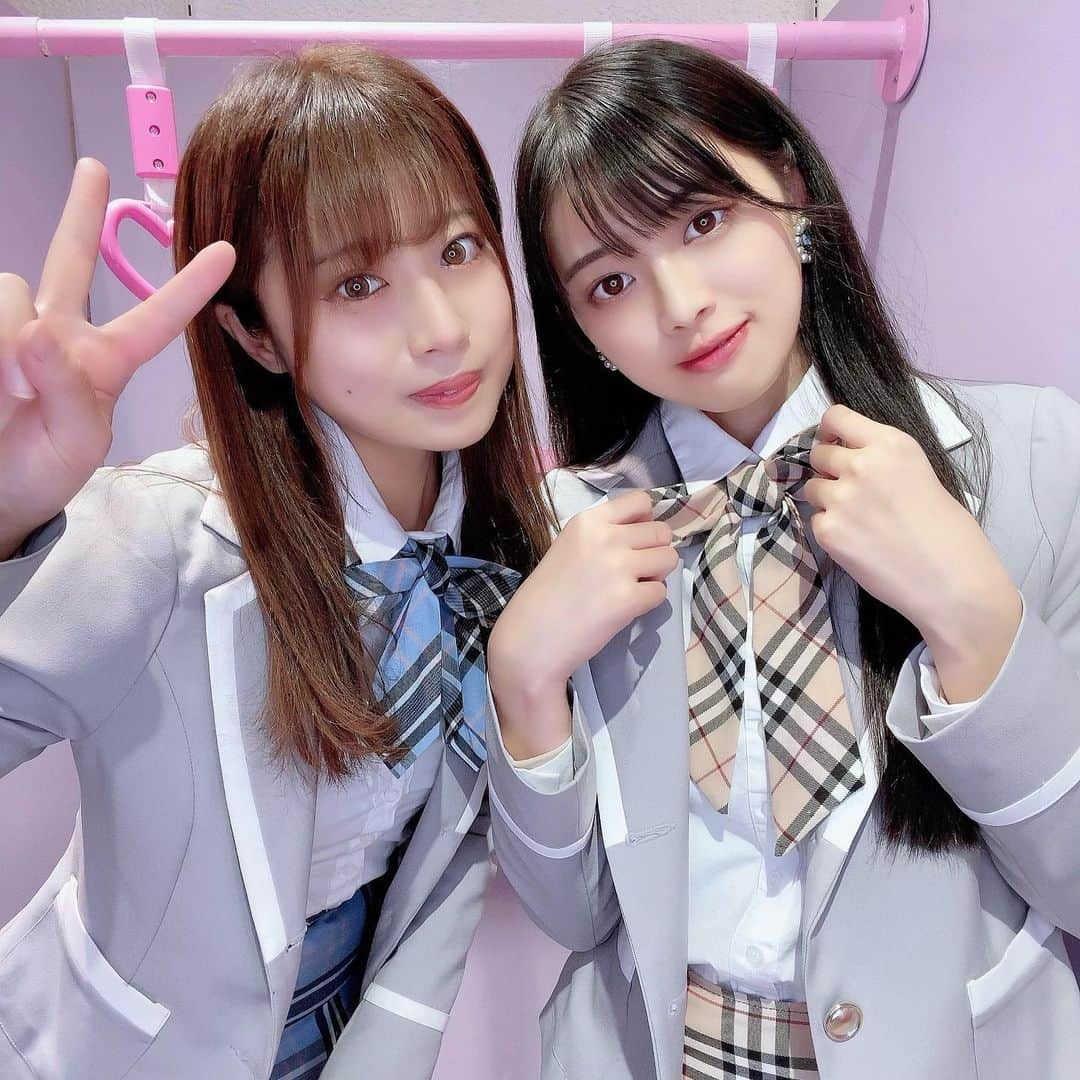 のインスタグラム：「こないださとはると韓国の制服着たんだ〜！﻿ 本当だったら水色着る予定だったんだけど、色々あってベージュ着てます🤭﻿ 私が普段チョイスする色味ではないからある意味レア﻿ ﻿ ﻿ ﻿ ﻿ ﻿ 私事ですが4月から専門学校に通います✨﻿ お菓子作りが好きすぎて🤤﻿ 別に今グラビアとかやめてその道に進むとかって全く考えてないんだけど、勉強したこととか経験したことって無くなることはないからね✌️﻿ ﻿ ﻿ 新生活はじめる人、一緒に頑張ろうねー！﻿ そして暫く学校との両立で活動するので応援よろしくお願いします🌟﻿ ﻿ ﻿ ﻿ ﻿ #新生活　#韓国ファッション #韓国制服 #choa_japan #制服レンタル」