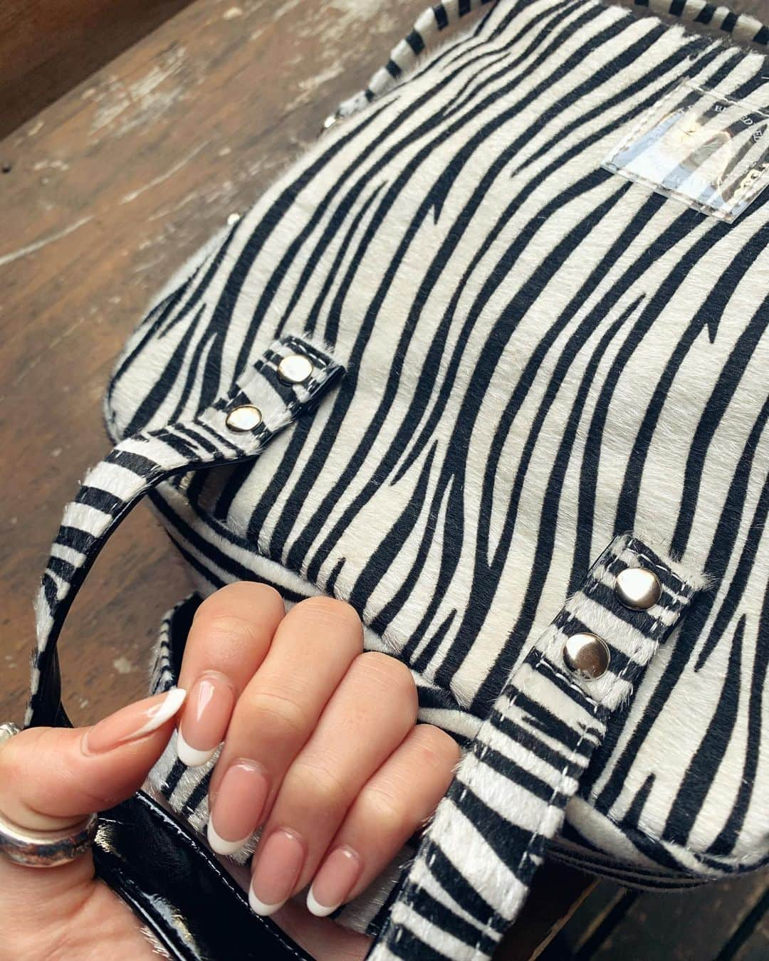 入夏さんのインスタグラム写真 - (入夏Instagram)「New nail & New bag🦓  初めての白いフレンチ🤍 春気分なので爽やかに🍃 ベースの色は自爪に近いヌーディーカラーで手を綺麗に見せてくれるよ！  そしてバッグは一目惚れした　@_edt_official の物。 普段小さめバッグ派なんだけど、 これはスクエアでしっかりマチがあってちょうど500mlのペットボトルが入るサイズ感だから使い勝手が良いの🤍 edtは値段もお手頃で、全体的に機能性が良い印象🥰  今ちょうどラフォーレでpop upやってるから気になる方は覗きに行ってみてね！ 4/8までみたい✔️  #edt #bag #nail」4月1日 20時14分 - iruka__offi