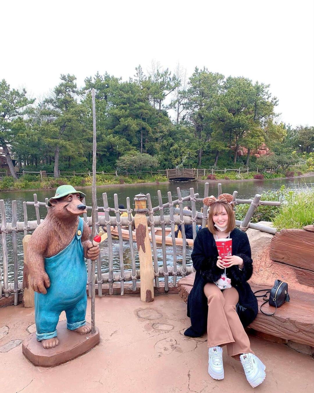 伊藤千凪海のインスタグラム：「念願のディズニーランド🐹💛﻿ ﻿ 雨予報だったけど降らなくてよかった〜！﻿ ﻿ パレード見たさに友達とダッシュして﻿ ﻿ ギリギリ見れましたとさ✌🏻✨✨﻿ ﻿ 初めてカヌー乗った😋笑﻿ ﻿ ﻿ ﻿ ﻿ ﻿ ﻿ #ディズニー #ディズニーランド #ディズニーランドホテル #ディズニーコーデ #ディズニーグッズ #ディズニーリゾート #ディズニー風景 #カチューシャ #🐹」