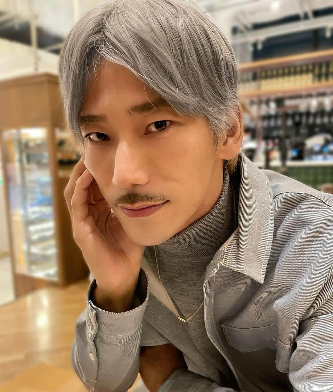 のインスタグラム：「いい髪色になった🥳  #シルバーヘアー  どうかな？🤔 . . . . . . . . . . . . . . … . . . . . . . どれが好きな色だった？🤣  #お試しヘアカラー #エイプリルフール #えってなってたらごめん笑」