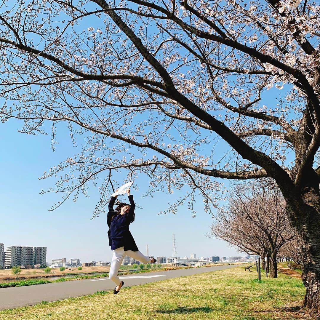 住田紗里さんのインスタグラム写真 - (住田紗里Instagram)「住田画伯特別編のオフショットです📷 元気にジャンプした一枚を笑 このロケは本当に楽しかったです！  4月ですね🌸 今年度も私らしく、常に前向きで明るく頑張りますので 宜しくお願い致します！  #住田画伯#特別編 #オフショット #楽しそう #桜は控えめ #空が綺麗 #入社4年目#新年度#春 #ABEMAMorning#アベモニ」4月1日 20時38分 - sarisumita_ex