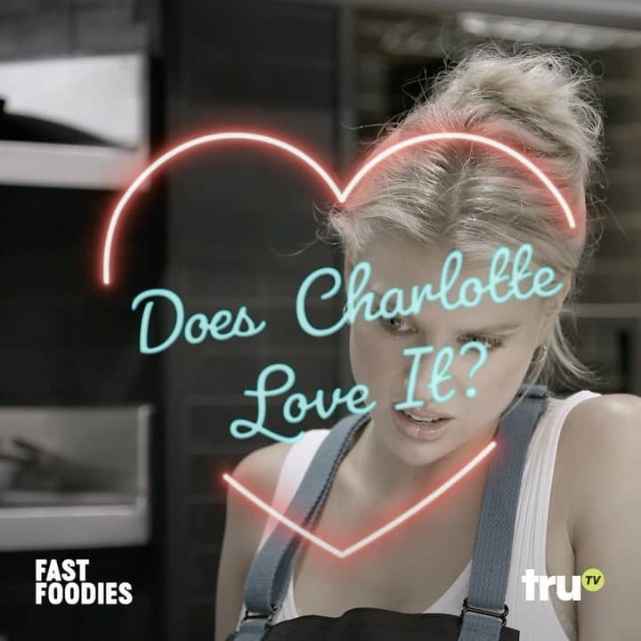 シャーロット・マッキニーのインスタグラム：「Tune in tonight to watch me say how much I love food 🤣  #FastFoodies at 10:30/9:30c on @truTV #trutv」
