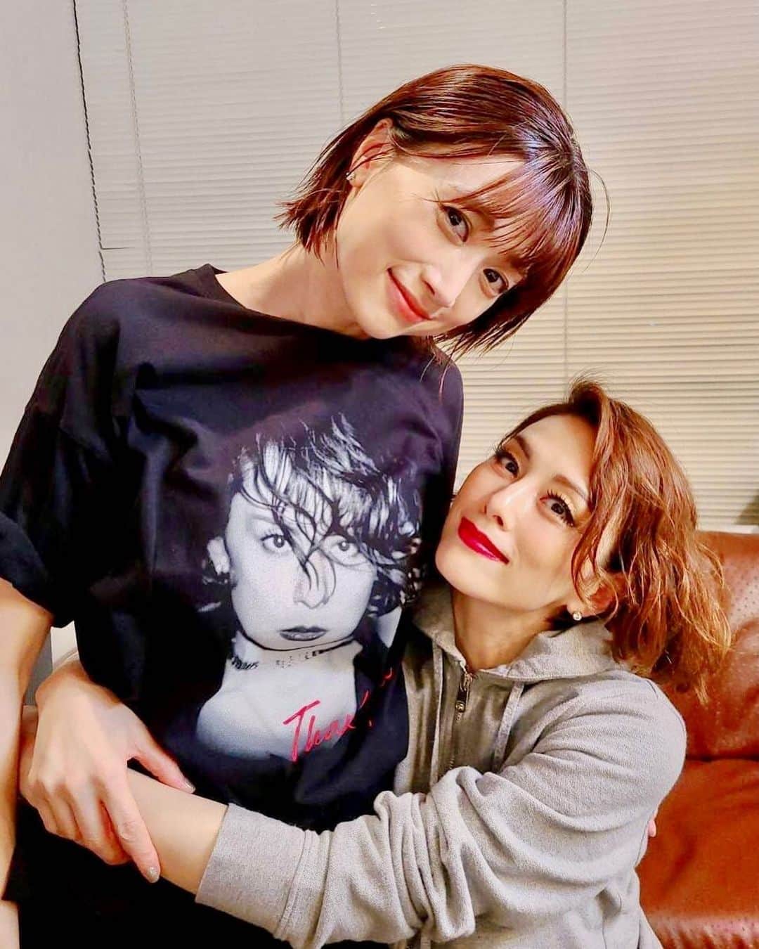 米倉涼子のインスタグラム：「今夜っ﻿ 『DISFRUTA 』無事に幕開けしました❗️﻿ ﻿ キンチョー、キンチョー、緊張感がお客様に伝わりすぎちゃったかもしれませんが😭﻿ 皆さんありがとうございます！﻿ 残り3日頑張るう！﻿ ﻿ そしてそして﻿ 初日スーパースペシャルシークレットゲスト﻿ ヨンアちゃん﻿ 妹よ、とーっても可愛かったし、本当に嬉しかったありがとう❤️﻿ ﻿ ﻿ Tonight "Disfruta" has begun!!﻿ ﻿ I was SUPER NERVOUS before, during, and ever after the show. Thanks to everyone who came today!﻿ ﻿ I will do my best for next 3 days☺️ can't wait and super excited for remaining 3 days😊﻿ ﻿ Also special thanks to @youn1029 for joining me as a special guest tonight🥰🤍﻿ ﻿ @youn1029  @cottonclubjapan  #cottonclub  #disfruta」