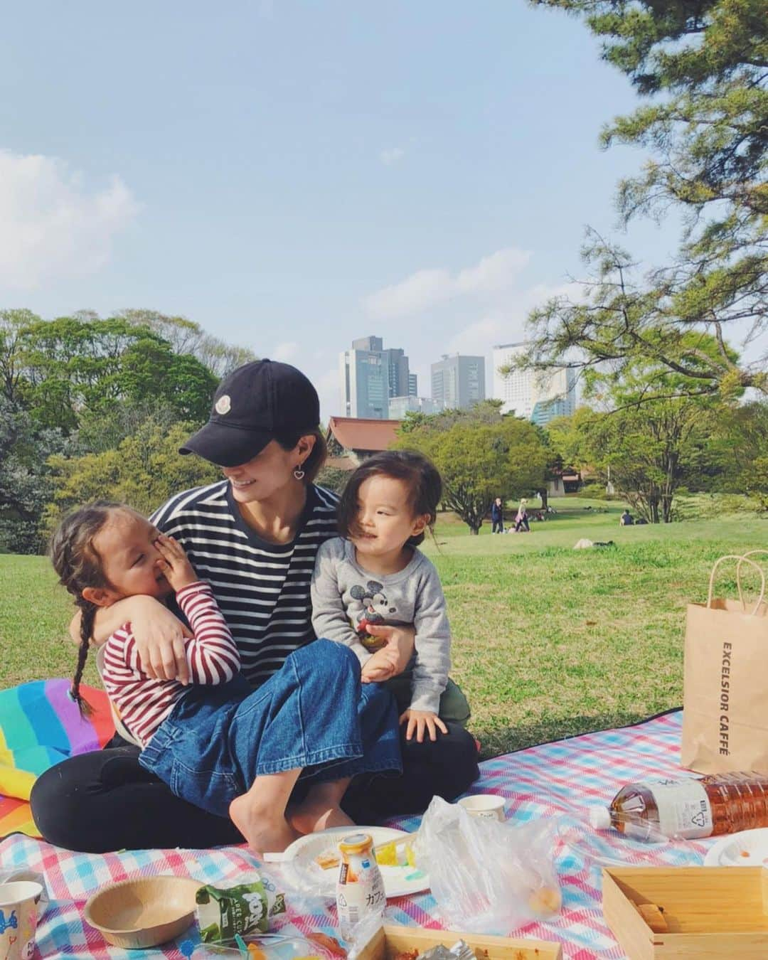 関谷桃子のインスタグラム：「春休み。  子供たちとの写真がたくさん増えていく。嬉しいね🌈  自分の人生どう生きたいとか、もっと自分の時間が欲しいとか色々思ったり悩んだりすることもあるけれど、子育ては有限だって思ったら母っていうアイデンティティを愛おしく思えたり。  兎にも角にも、笑って泣いて喧嘩して毎日目が回るようなこの日々を大切にしたいって思えるようになってきた今日この頃。🌸🌸🌸  #母 #アイデンティティ #子育て #女の子ママ #男の子ママ #娘 #5歳 #息子 #2歳」