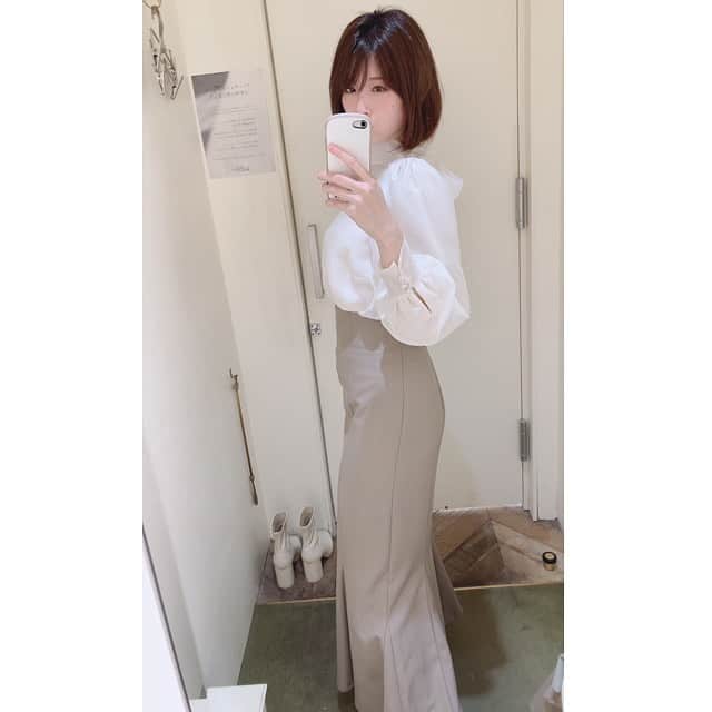 相原みぃのインスタグラム：「snidelのマーメイドスカート🧜‍♀  可愛くて、 ちょっとエロい😳💘  #グラドル #ポートレート #フリーモデル #グラビア #フリーランス #ポートレートモデル #被写体 #撮影会 #写真好きな人と繋がりたい #カメラ好きな人と繋がりたい #くびれ #美脚 #撮影依頼 #仕事依頼 #ミリドル #portrait #shotting #japanesegirl #cute #kawaii #followme #snidel #スナイデル #マーメイドスカート #試着室 #ロングスカート #オフィスコーデ」