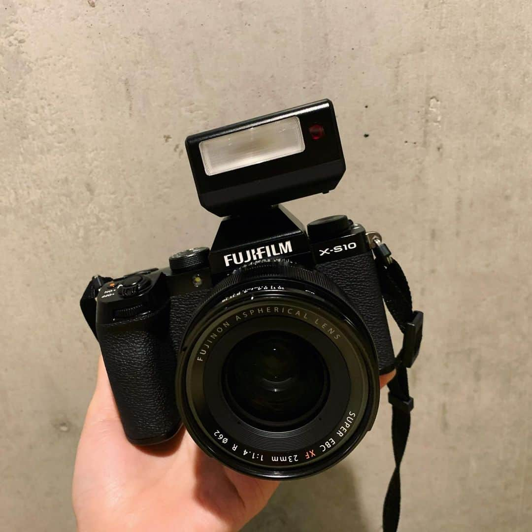 菜乃花さんのインスタグラム写真 - (菜乃花Instagram)「【 FUJIFILM X-S10 】  遂に！新しく！購入！しました！  私の愛用のカメラたちは、  初めてが #contaxt2 。 次に #grdegital 。  そしてこの子です！  フィルムも好きだし、GRも使うけど、 これで本格撮影がバシバシできるぞー！  選んだ理由としては、 見た目も、サイズも、出る色も好みだからです！ 動画もいい感じらしいー！楽しみー！  レンズはショールームで色々見て、 なんとなくしっくりきたやつを買ったよー！  ストロボは可愛いやつ探してネットで買ったよー！  カメラ買ったから嬉しくて何か撮りたいよー！ みんな撮らせてー！！」4月1日 23時39分 - nanoka0707