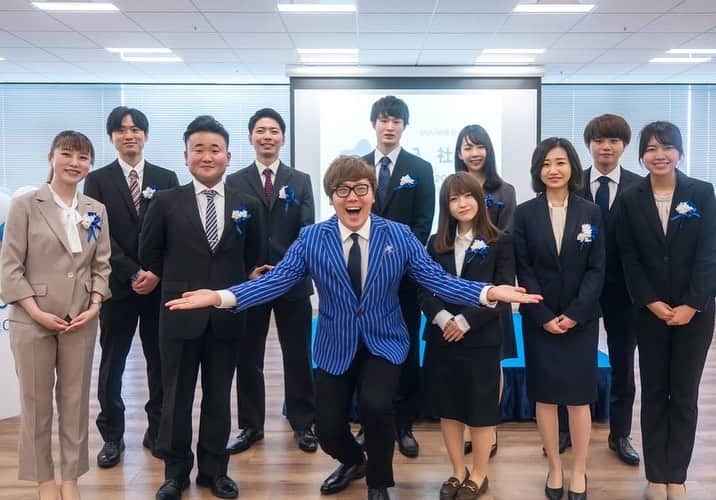 HIKAKINのインスタグラム：「本日はUUUMの新卒入社式でした！😎🎉みんなとてつもなくしっかりしていました😦」